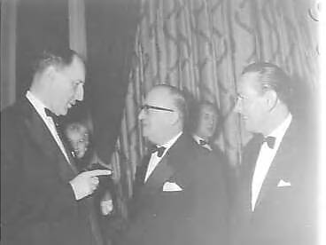 Fotocollectie Anefo — Diner van de Buitenlandse Persvereniging in het Kurhaus te Scheveningen. Minister van Buitenlandse Zaken mr. J.M.A.H. Luns in gesprek met prof. dr. Walter Hallstein, voorzitter van de Europese Commissie. Rechts H.M. Bleich, voorzitter van de Buitenlandse Persvereniging — Foto: Bilsen, Joop van / Anefo. Licentie: Set B: Rechtenvrij / Publiek Domein. Bron: Nationaal Archief. http://hdl.handle.net/10648/a98c9e82-d0b4-102d-bcf8-003048976d84