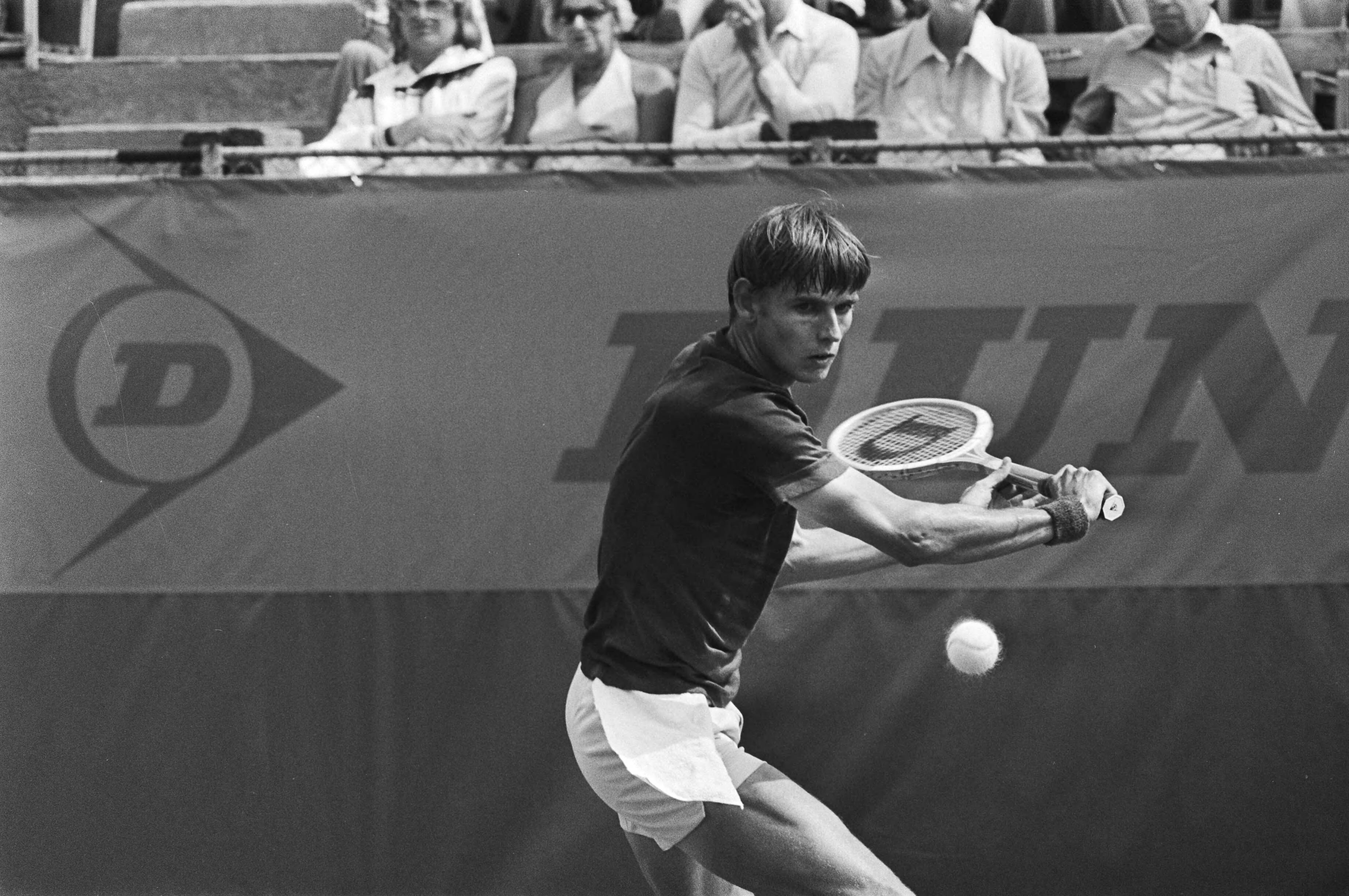 Fotocollectie Anefo — Tennis; Metz-banen Scheveningen, Sanders in aktie — Foto: Mieremet, Rob / Anefo. Licentie: Set B: Rechtenvrij / Publiek Domein. Bron: Nationaal Archief. http://hdl.handle.net/10648/ac87fc94-d0b4-102d-bcf8-003048976d84