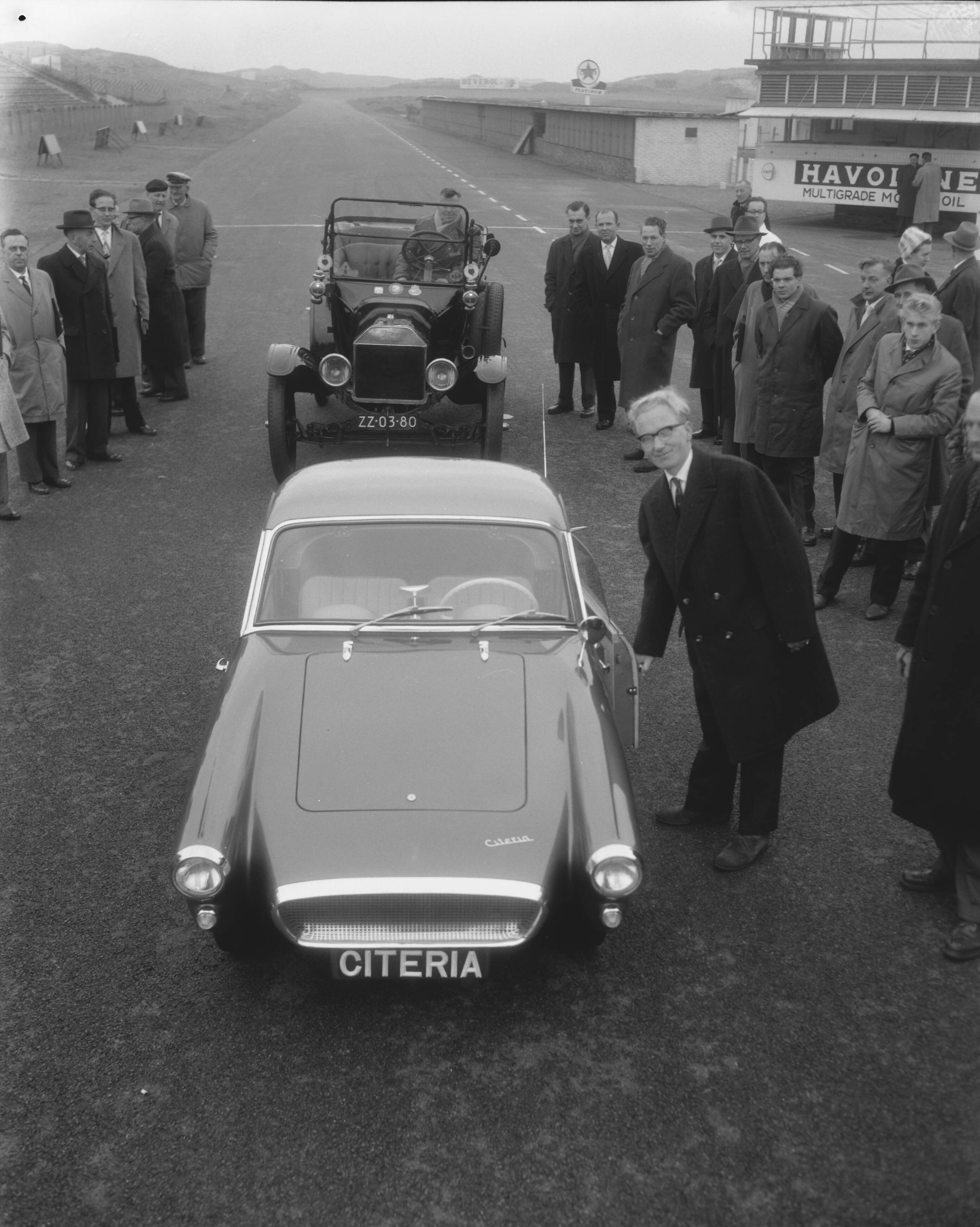 Fotocollectie Anefo — Demonstratie van de Citeria, een Nederlandse sportwagen met plastic carrosserie, op het circuit van Zandvoort. Naast de auto de ontwerper L.J. van Beekum uit Den Haag — Foto: Pot, Harry / Anefo. Licentie: Set B: Rechtenvrij / Publiek Domein. Bron: Nationaal Archief. http://hdl.handle.net/10648/a9888806-d0b4-102d-bcf8-003048976d84