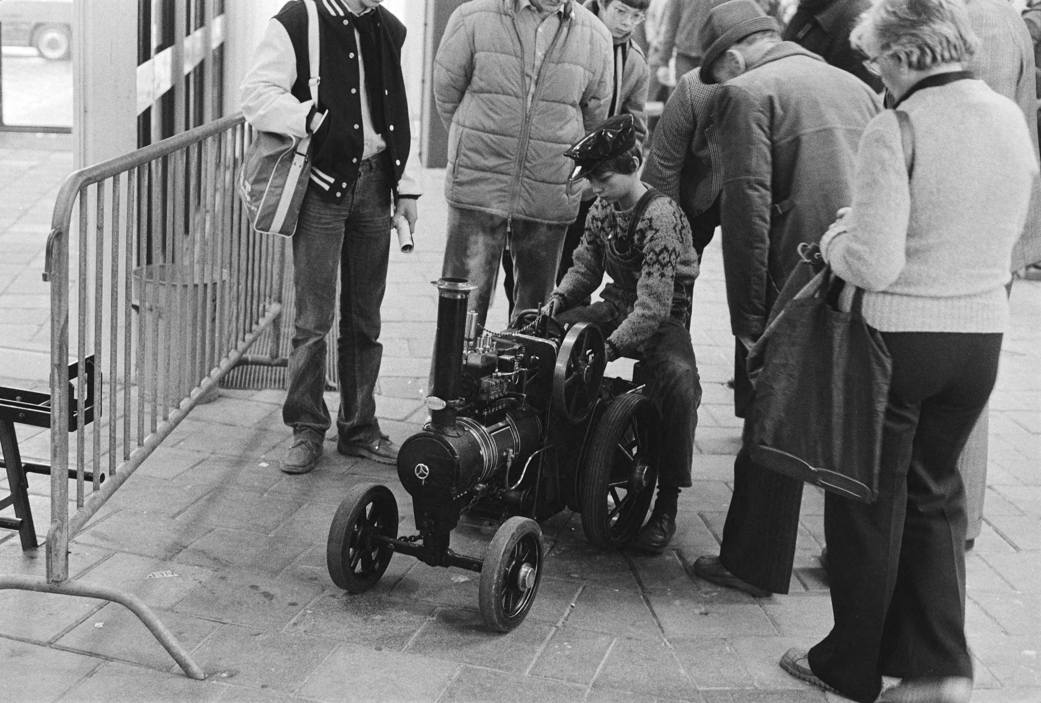 Fotocollectie Anefo — Manifestatie "Techniek in vrije tijd 1981" in Utrechtse Jaarbeurs, stoommachine op de tentoonstelling — Foto: Bogaerts, Rob / Anefo. Licentie: Set B: Rechtenvrij / Publiek Domein. Bron: Nationaal Archief. http://hdl.handle.net/10648/acf6636e-d0b4-102d-bcf8-003048976d84