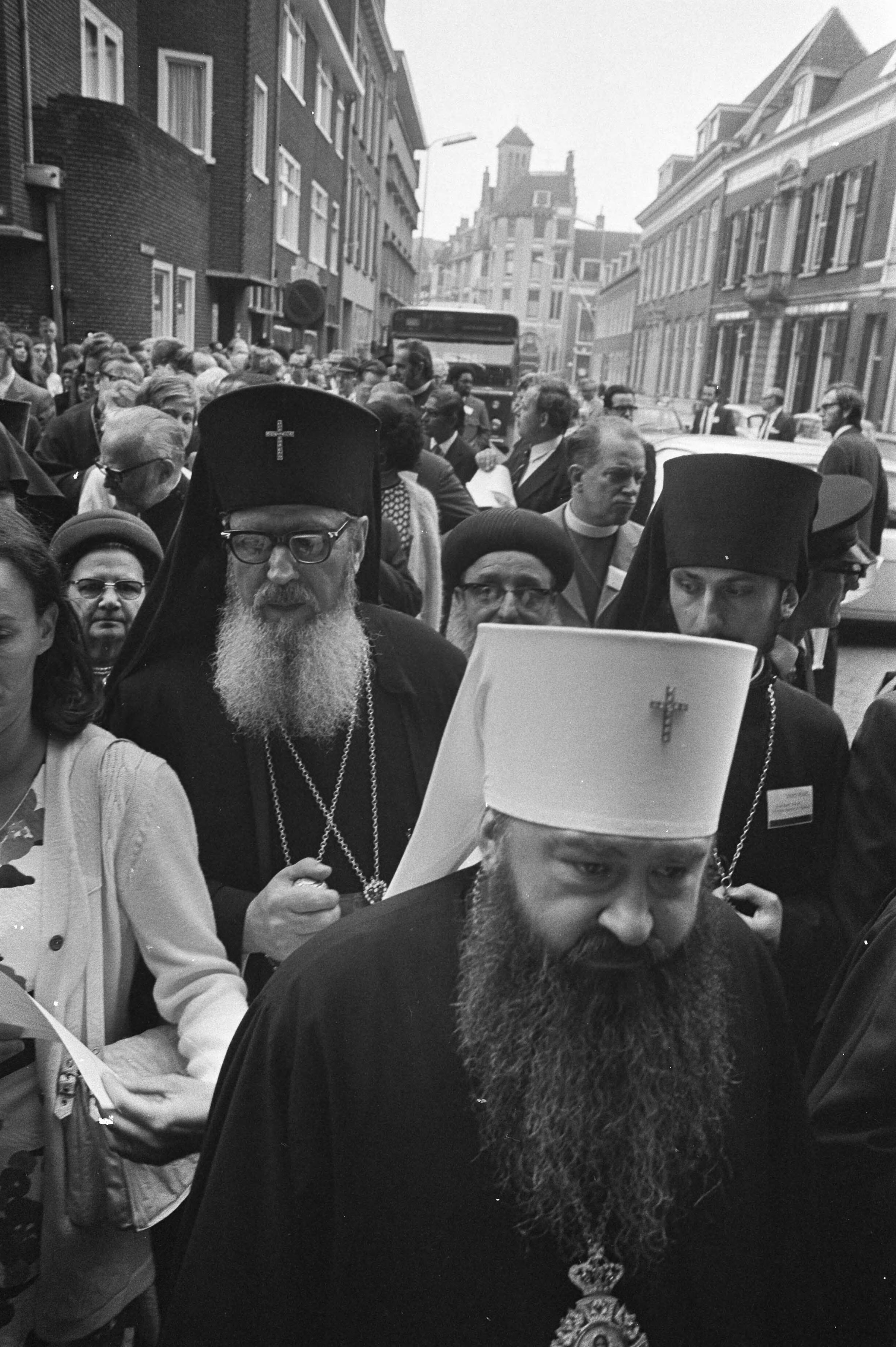 Fotocollectie Anefo — Opening Wereldraad van Kerken in Domkerk te Utrecht, Grieks-Orthodoxe geestelijken bij aankomst — Foto: Mieremet, Rob / Anefo. Licentie: Set B: Rechtenvrij / Publiek Domein. Bron: Nationaal Archief. http://hdl.handle.net/10648/abf22976-d0b4-102d-bcf8-003048976d84