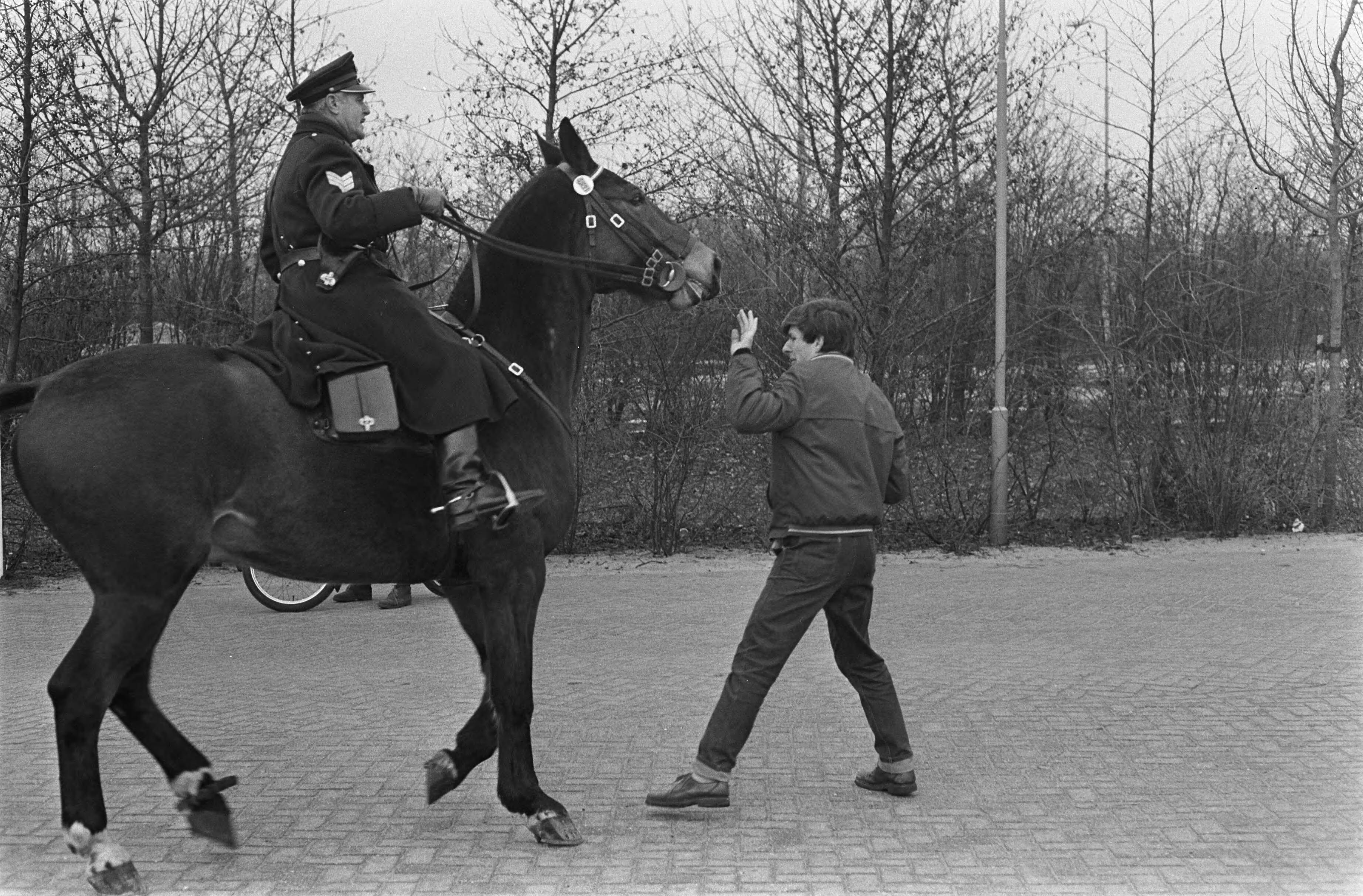 Fotocollectie Anefo — Demonstranten met spandoeken tegen deelname van Zuid-Afrikaanse spelers bij Duinwijckhal Haarlem — Foto: Evers, Joost / Anefo. Licentie: Set B: Rechtenvrij / Publiek Domein. Bron: Nationaal Archief. http://hdl.handle.net/10648/ab8d4d62-d0b4-102d-bcf8-003048976d84