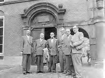 Fotocollectie Anefo — Besprekingen IJ-tunnel in Den Haag . Vlnr. wethouder G. van 't Hull , wethouder A. De Roos , ir. Walraven , ir. Nippeus , ir. Bijlaard en ir. B. Jansen — Foto: Bilsen, Joop van / Anefo. Licentie: Set B: Rechtenvrij / Publiek Domein. Bron: Nationaal Archief. http://hdl.handle.net/10648/a9658856-d0b4-102d-bcf8-003048976d84