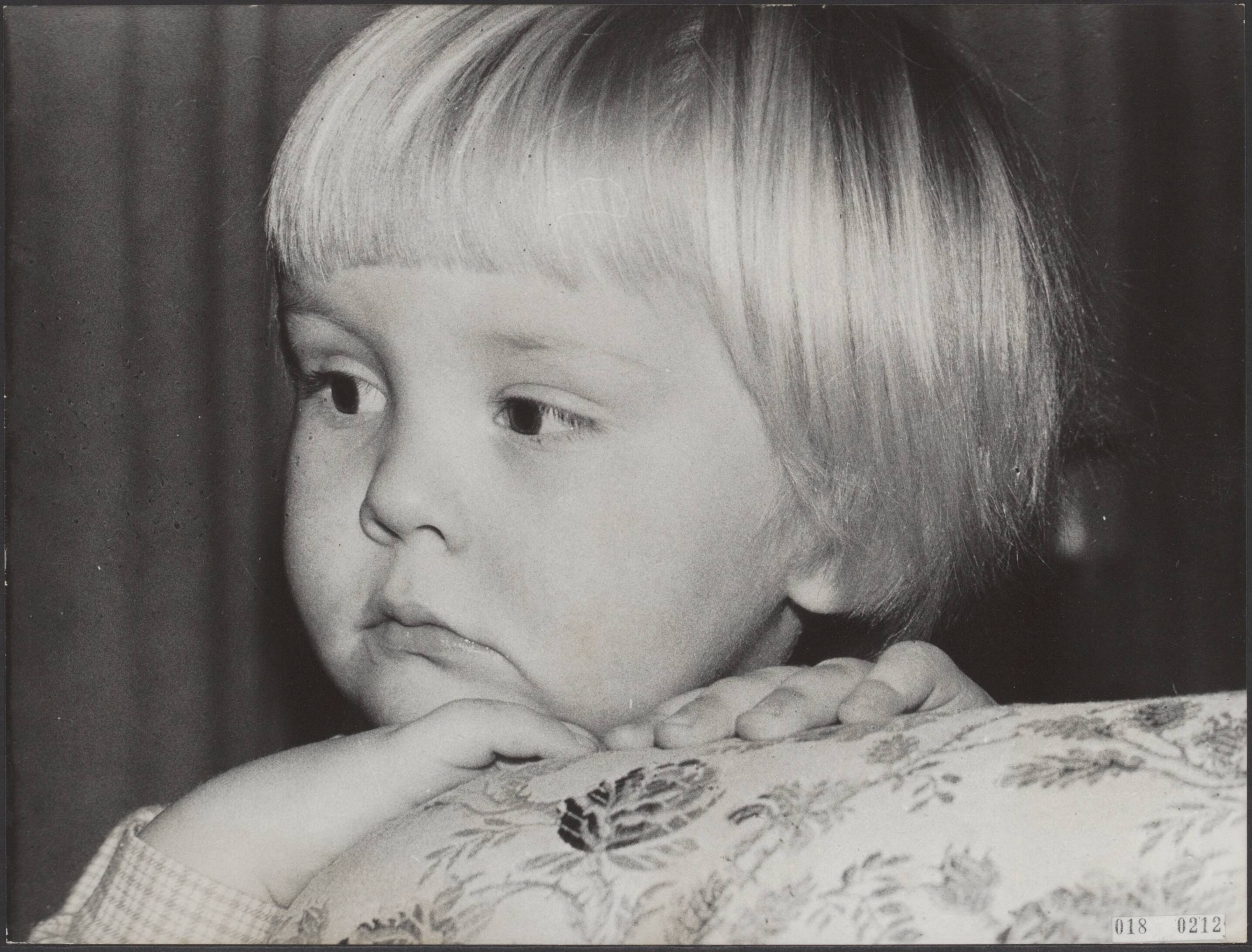 Fotocollectie Elsevier Binnenland — Prins Willem-Alexander, gefotografeerd door prins Claus, kort voor zijn derde verjaardag — Foto: Claus, prins / RVD. Licentie: Set B: Rechtenvrij / Publiek Domein. Bron: Nationaal Archief. http://hdl.handle.net/10648/adc1934a-d0b4-102d-bcf8-003048976d84