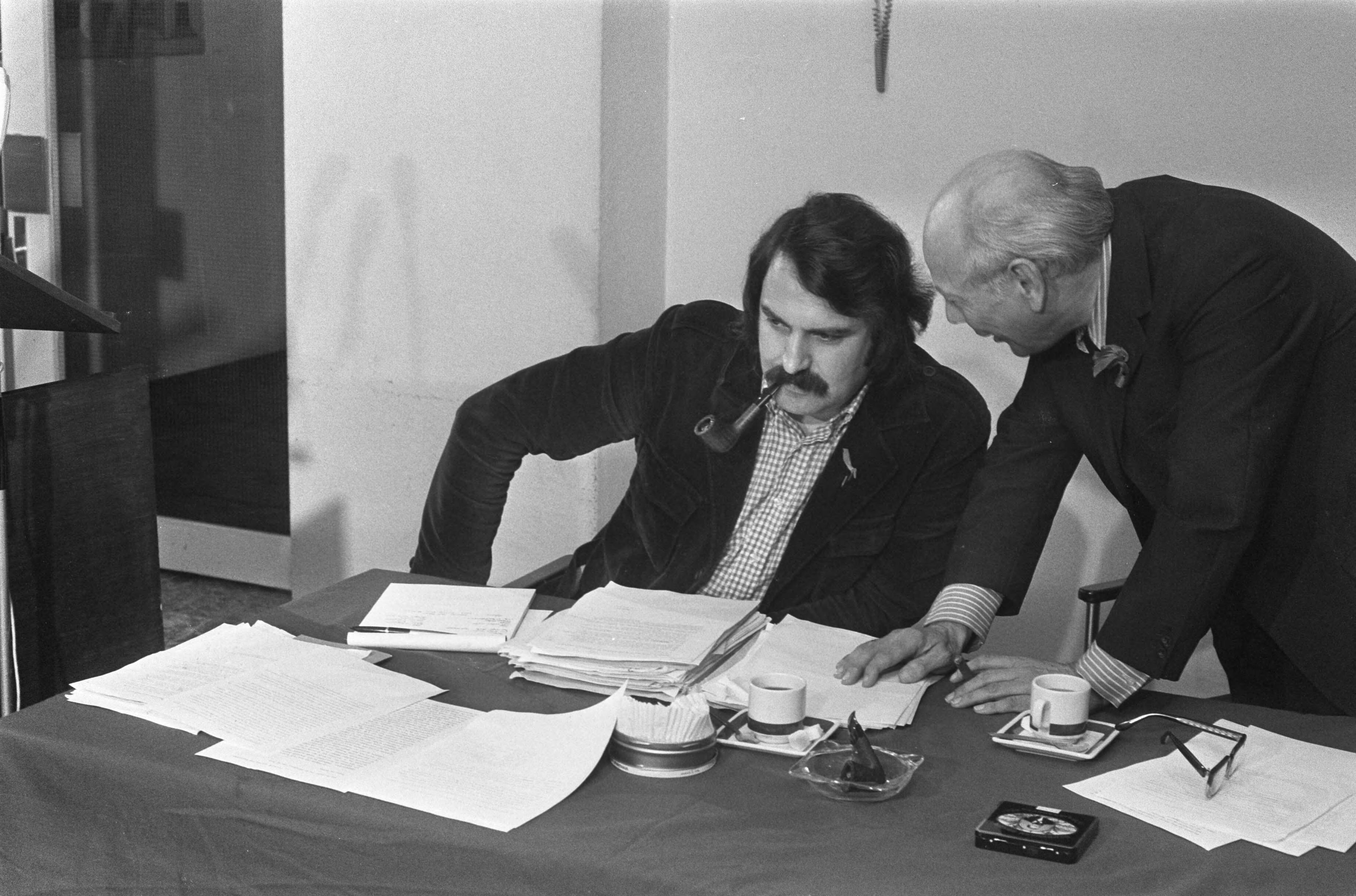 Fotocollectie Anefo — Partijraad PvdA in Utrecht, Van der Louw in gesprek met Den Uyl — Foto: Punt, W. / Anefo. Licentie: Set B: Rechtenvrij / Publiek Domein. Bron: Nationaal Archief. http://hdl.handle.net/10648/ac2b7514-d0b4-102d-bcf8-003048976d84