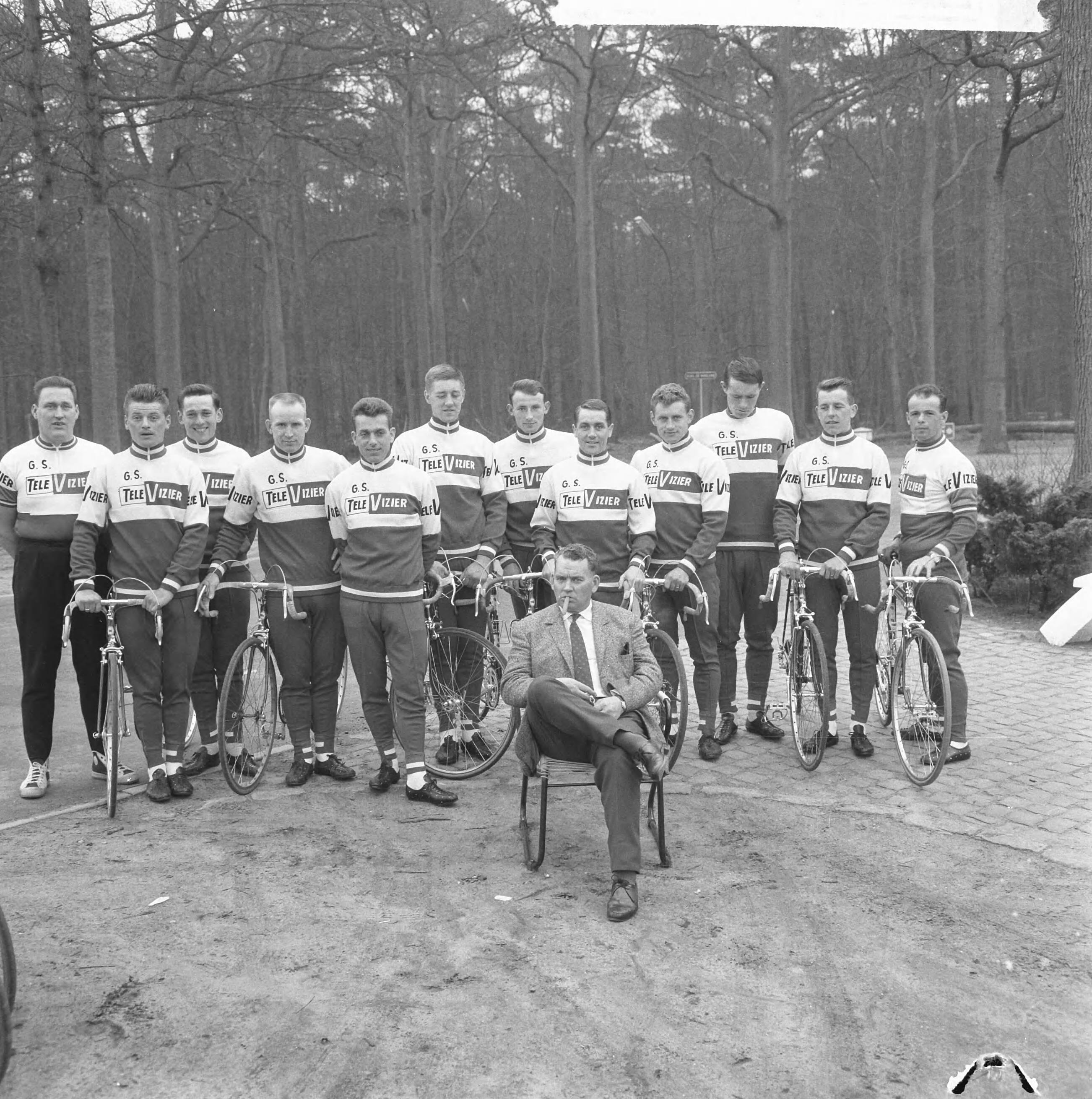 Fotocollectie Anefo — Nederlandse wielerploeg voor de Tour de France 1964 gepresenteerd, hele ploeg met Cees Pellenaars — Foto: Pot, Harry / Anefo. Licentie: Set B: Rechtenvrij / Publiek Domein. Bron: Nationaal Archief. http://hdl.handle.net/10648/aa60dc1a-d0b4-102d-bcf8-003048976d84