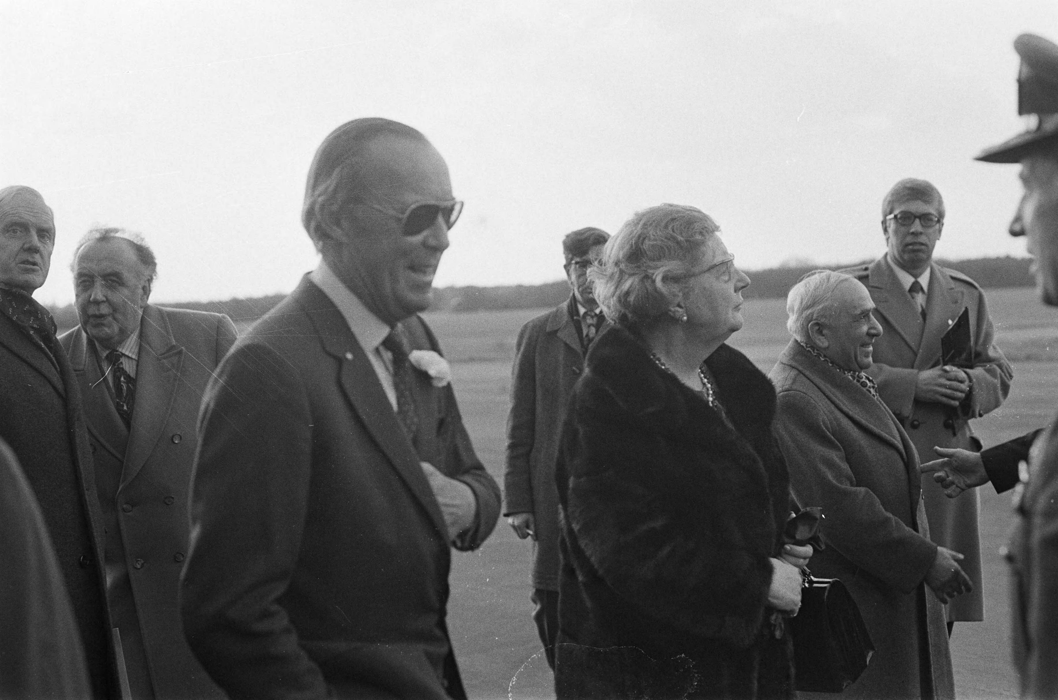 Fotocollectie Anefo — Prins Bernhard komt aan op Soesterberg na reis naar Australie en Indonesie, prins Bernhard — Foto: Peters, Hans / Anefo. Licentie: Set B: Rechtenvrij / Publiek Domein. Bron: Nationaal Archief. http://hdl.handle.net/10648/ac25fecc-d0b4-102d-bcf8-003048976d84