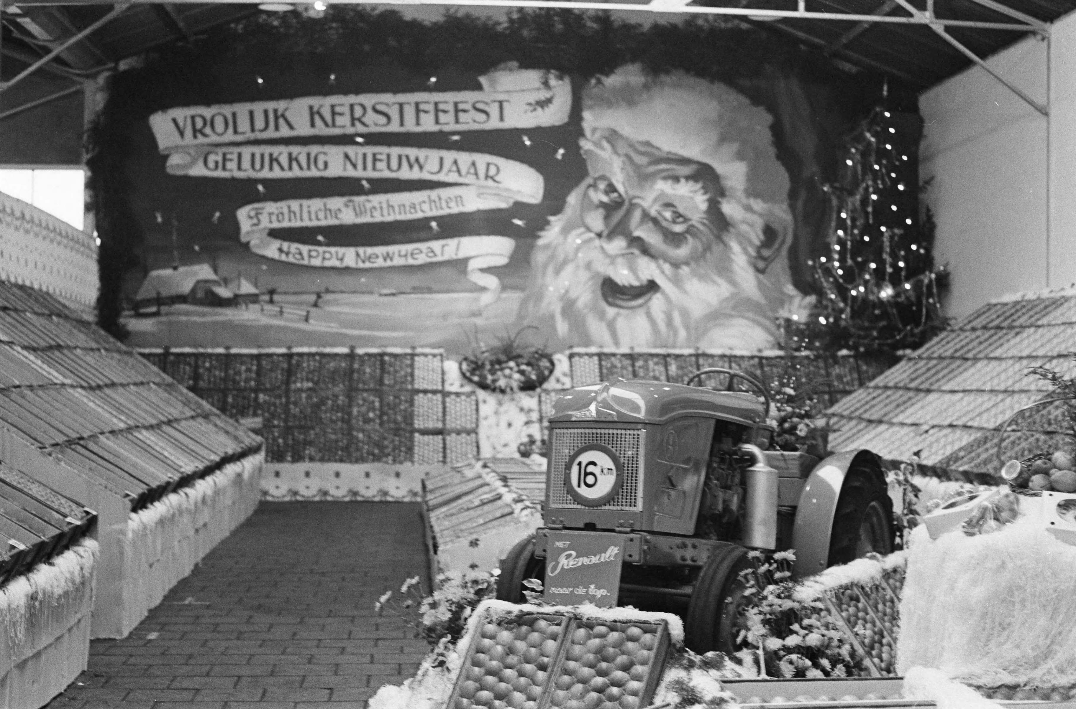 Fotocollectie Anefo — Kerstfruitveiling in Houten — Foto: Rossem, Wim van / Anefo. Licentie: Set B: Rechtenvrij / Publiek Domein. Bron: Nationaal Archief. http://hdl.handle.net/10648/a9f01642-d0b4-102d-bcf8-003048976d84