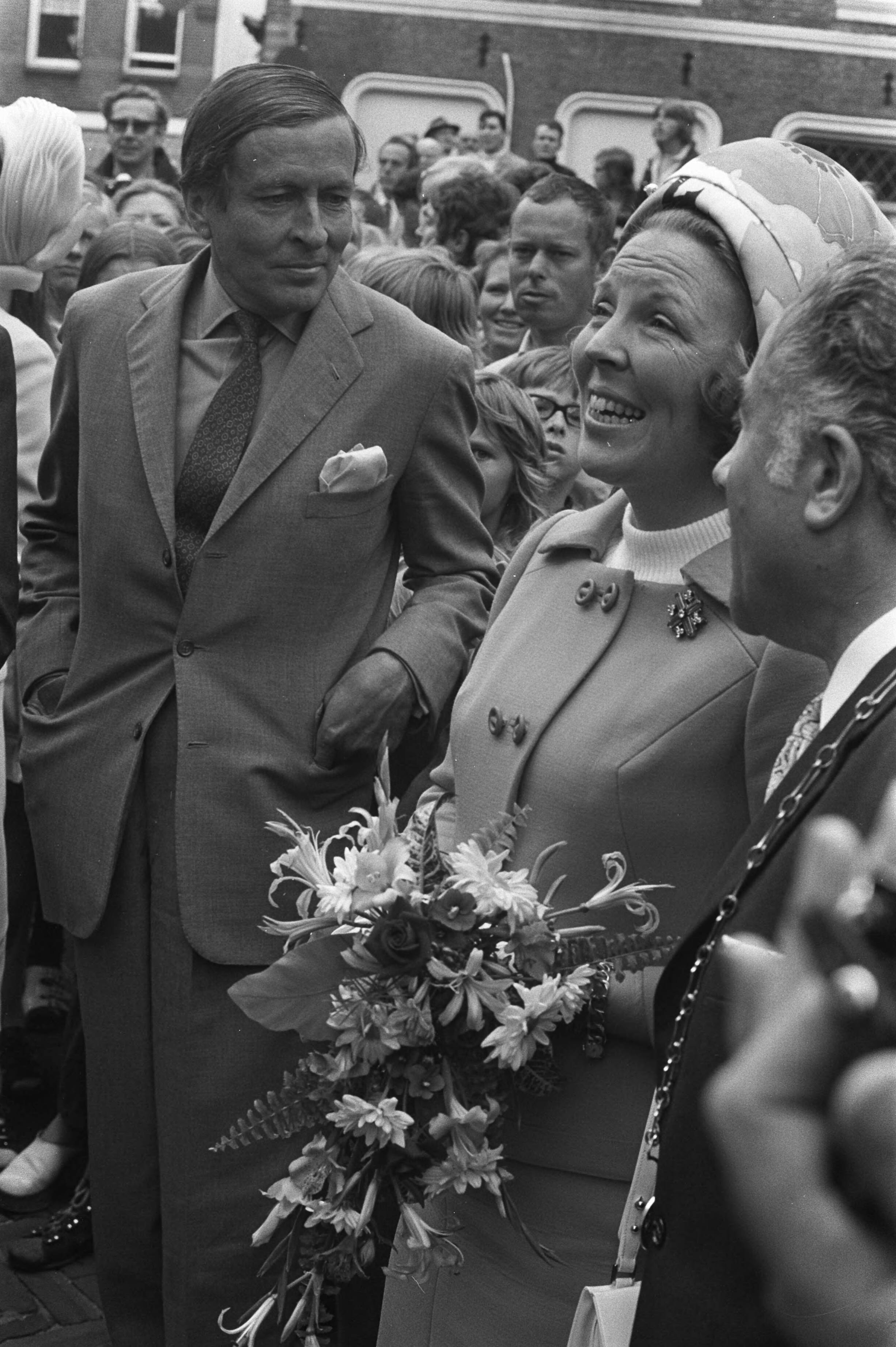 Fotocollectie Anefo — Werkbezoek prinses Beatrix en prins Claus aan provincie Utrecht, Beatrix en Claus maken wandeling door Oudewater — Foto: Verhoeff, Bert / Anefo. Licentie: Set B: Rechtenvrij / Publiek Domein. Bron: Nationaal Archief. http://hdl.handle.net/10648/abf35a58-d0b4-102d-bcf8-003048976d84