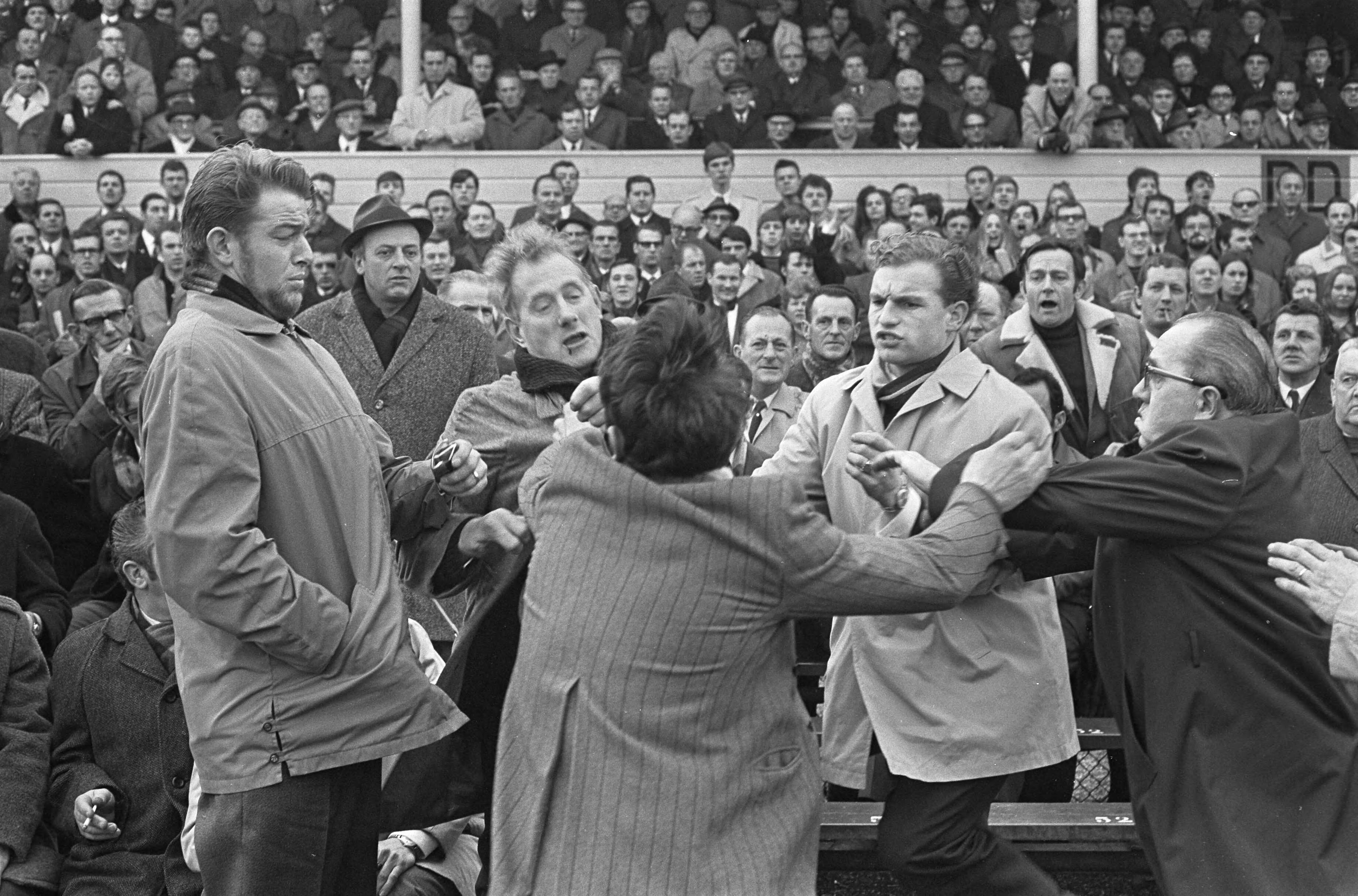 Fotocollectie Anefo — Voetbal. ADO tegen FC Twente 1-3. Vechtende supporters — Foto: Verhoeff, Bert / Anefo. Licentie: Set B: Rechtenvrij / Publiek Domein. Bron: Nationaal Archief. http://hdl.handle.net/10648/ab5bf604-d0b4-102d-bcf8-003048976d84