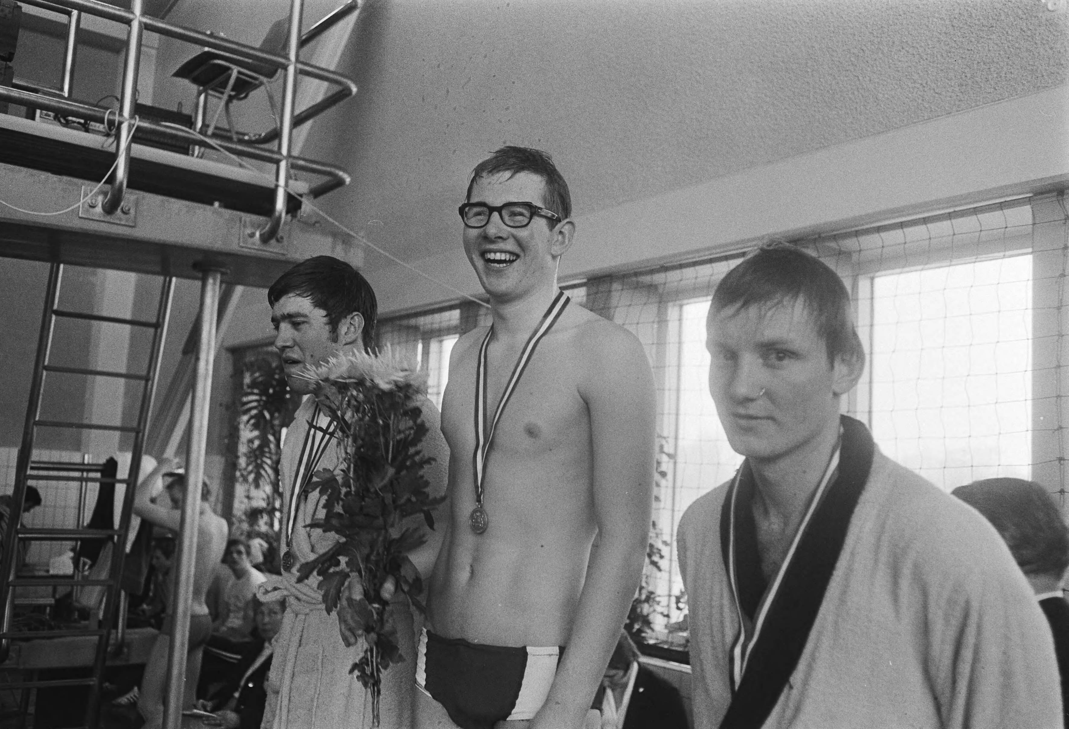 Nationale winterkampioenschappen zwemmen in Den Haag — Ton van Klooster (m) — Foto: Fotograaf Onbekend / Anefo. Licentie: Set B: Rechtenvrij / Publiek Domein. Bron: Nationaal Archief. http://hdl.handle.net/10648/abba2af8-d0b4-102d-bcf8-003048976d84