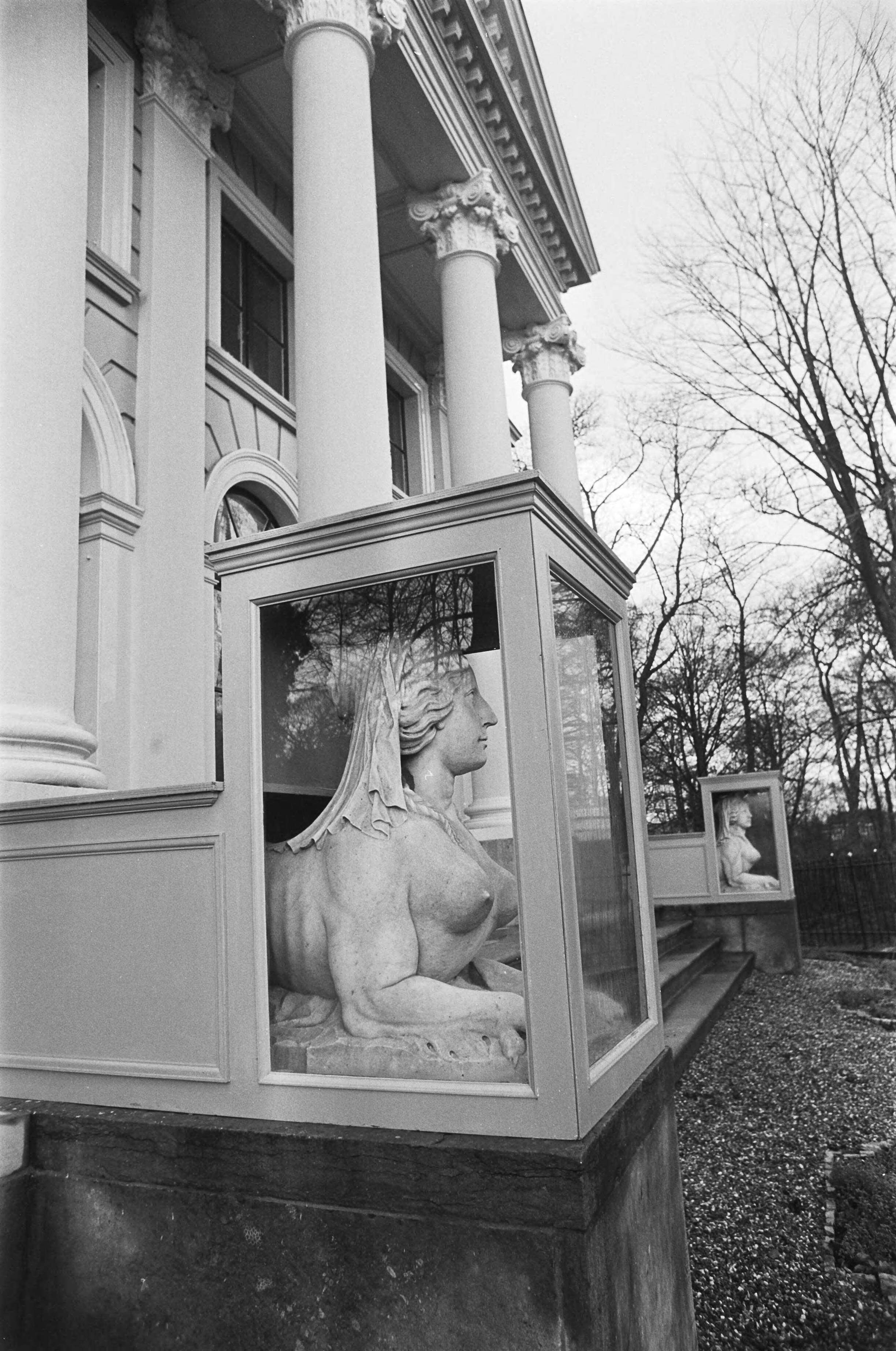 Fotocollectie Anefo — Beelden in glazen kastjes tegen de vorst voor "Huis met de beelden" in Haarlem — Foto: Suyk, Koen / Anefo. Licentie: Set B: Rechtenvrij / Publiek Domein. Bron: Nationaal Archief. http://hdl.handle.net/10648/aca9d008-d0b4-102d-bcf8-003048976d84