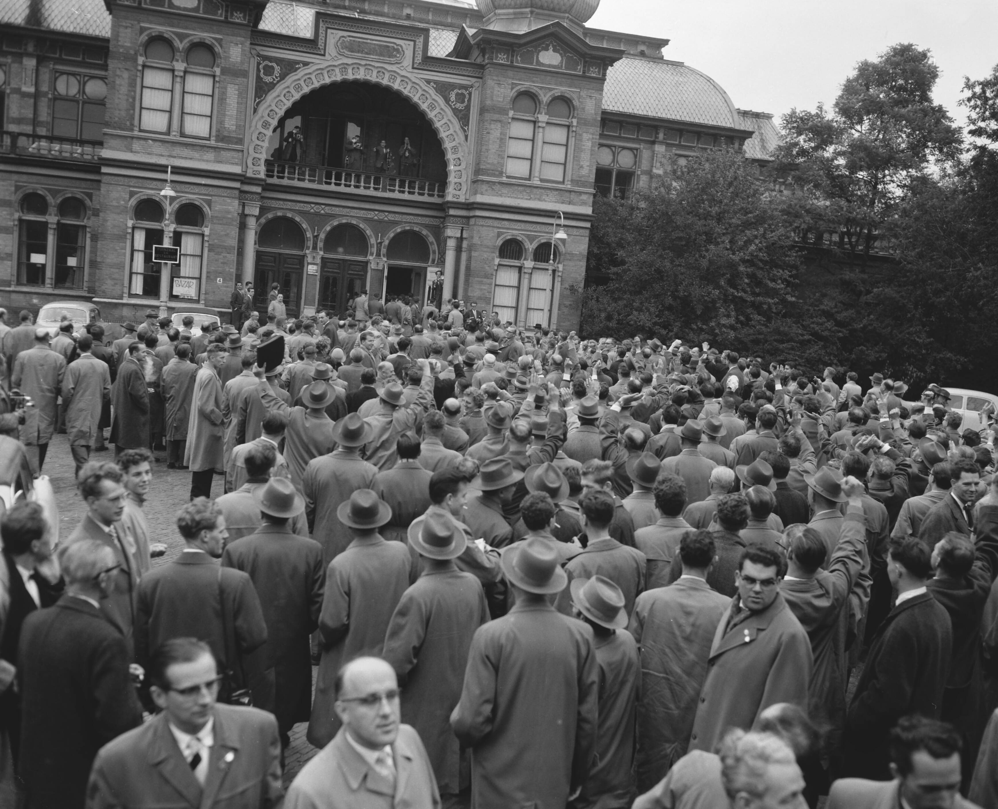 Fotocollectie Anefo — Protestbijeenkomst opticiens in de Dierentuin te Den Haag — Foto: Behrens, Herbert F. / Anefo. Licentie: Set B: Rechtenvrij / Publiek Domein. Bron: Nationaal Archief. http://hdl.handle.net/10648/a9863ea2-d0b4-102d-bcf8-003048976d84