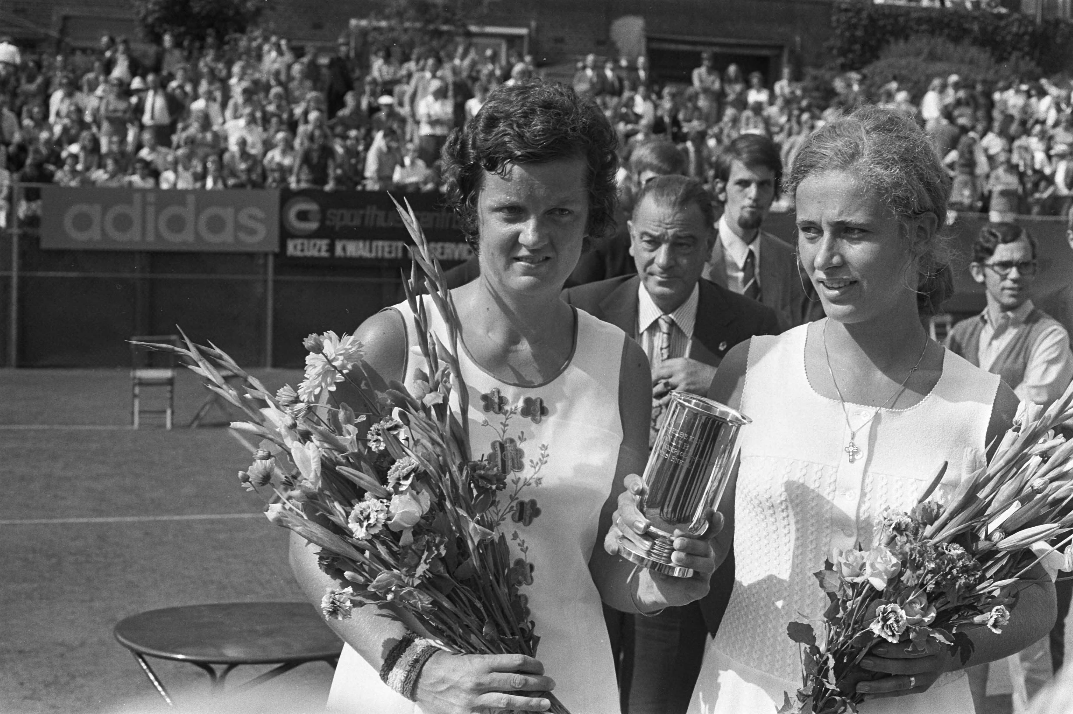 Fotocollectie Anefo — Nederlandse Tenniskampioenschappen te Scheveningen, kampioene Betty Stove met beker en rechts Elly Appel — Foto: Punt, W. / Anefo. Licentie: Set B: Rechtenvrij / Publiek Domein. Bron: Nationaal Archief. http://hdl.handle.net/10648/abf2e2c6-d0b4-102d-bcf8-003048976d84