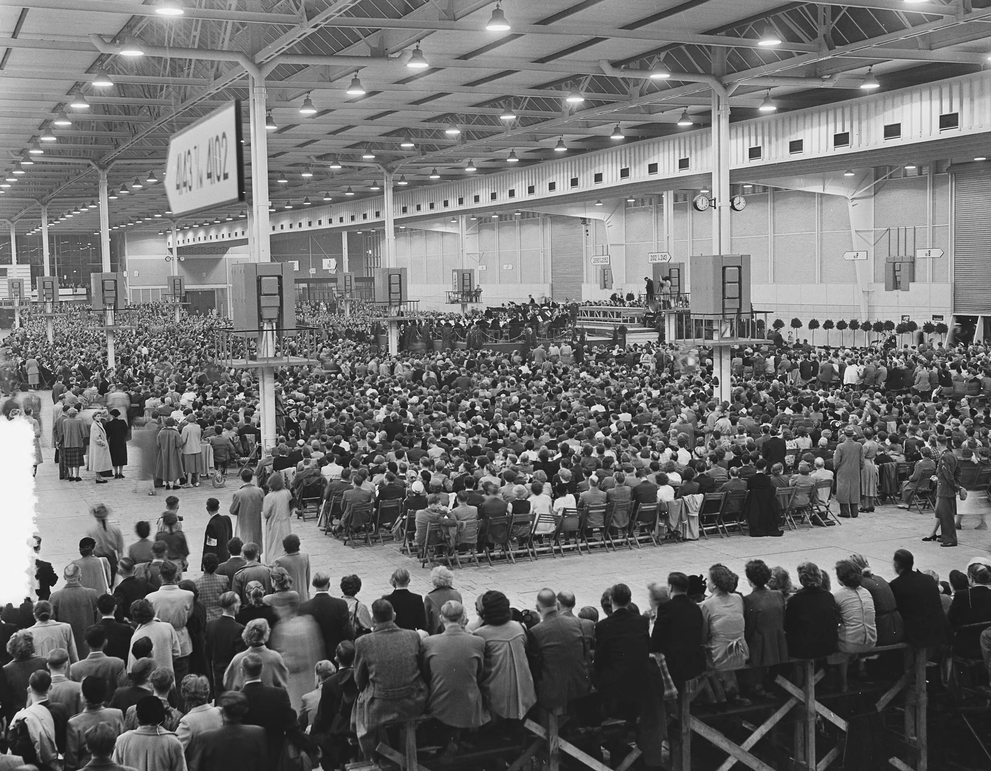Fotocollectie Anefo — Het Utrechts Stedelijk Orkest gaf een massaconcert voor 12.000 bezoekers in de Prins Bernhardhal van de Jaarbeurs — Foto: Bilsen, Joop van / Anefo. Licentie: Set B: Rechtenvrij / Publiek Domein. Bron: Nationaal Archief. http://hdl.handle.net/10648/a913f84c-d0b4-102d-bcf8-003048976d84