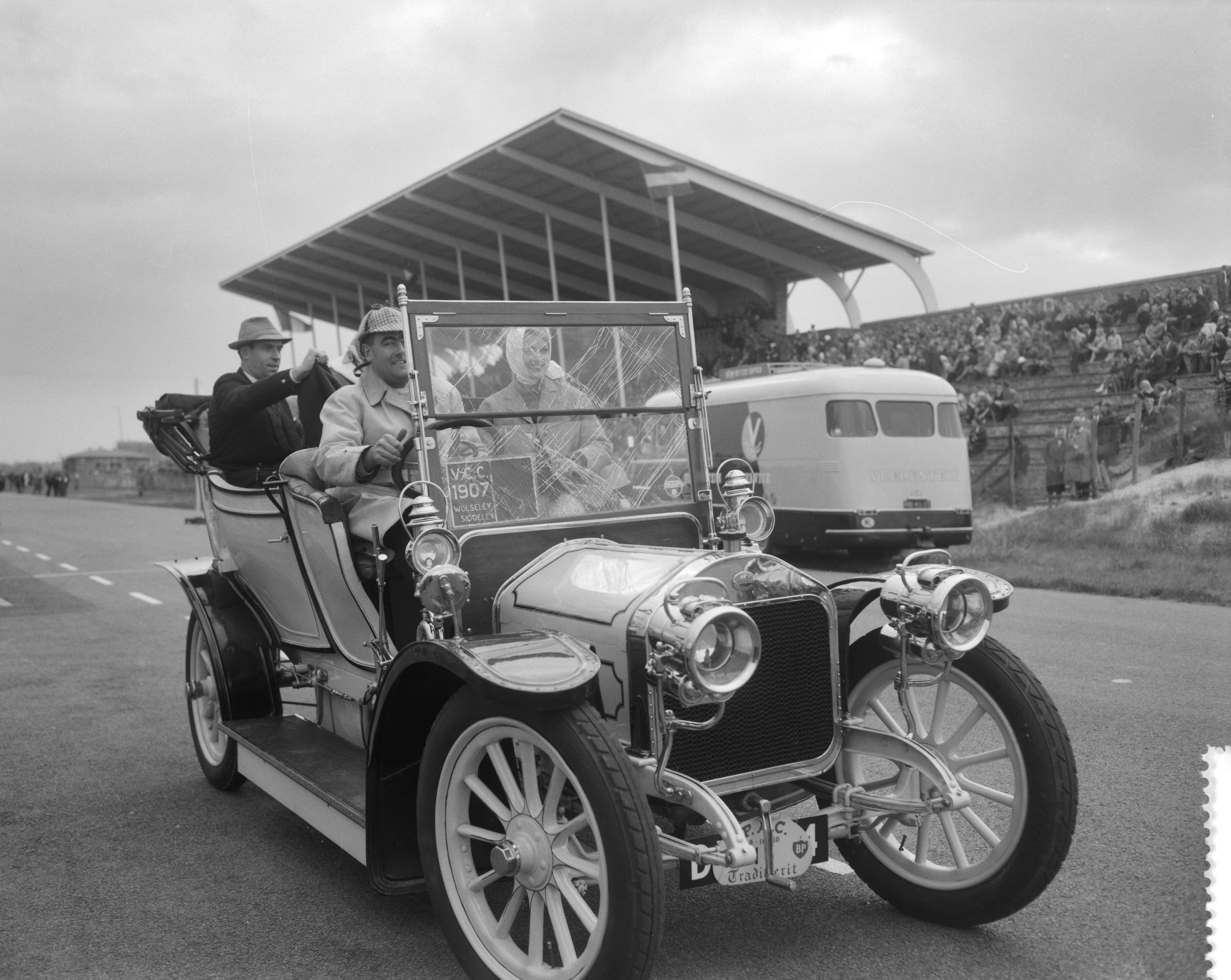 Fotocollectie Anefo — Vijfde traditierit van de Pionier Automobielen Club (P.A.C.) — Foto: Bilsen, Joop van / Anefo. Licentie: Set B: Rechtenvrij / Publiek Domein. Bron: Nationaal Archief. http://hdl.handle.net/10648/a9bb5f42-d0b4-102d-bcf8-003048976d84