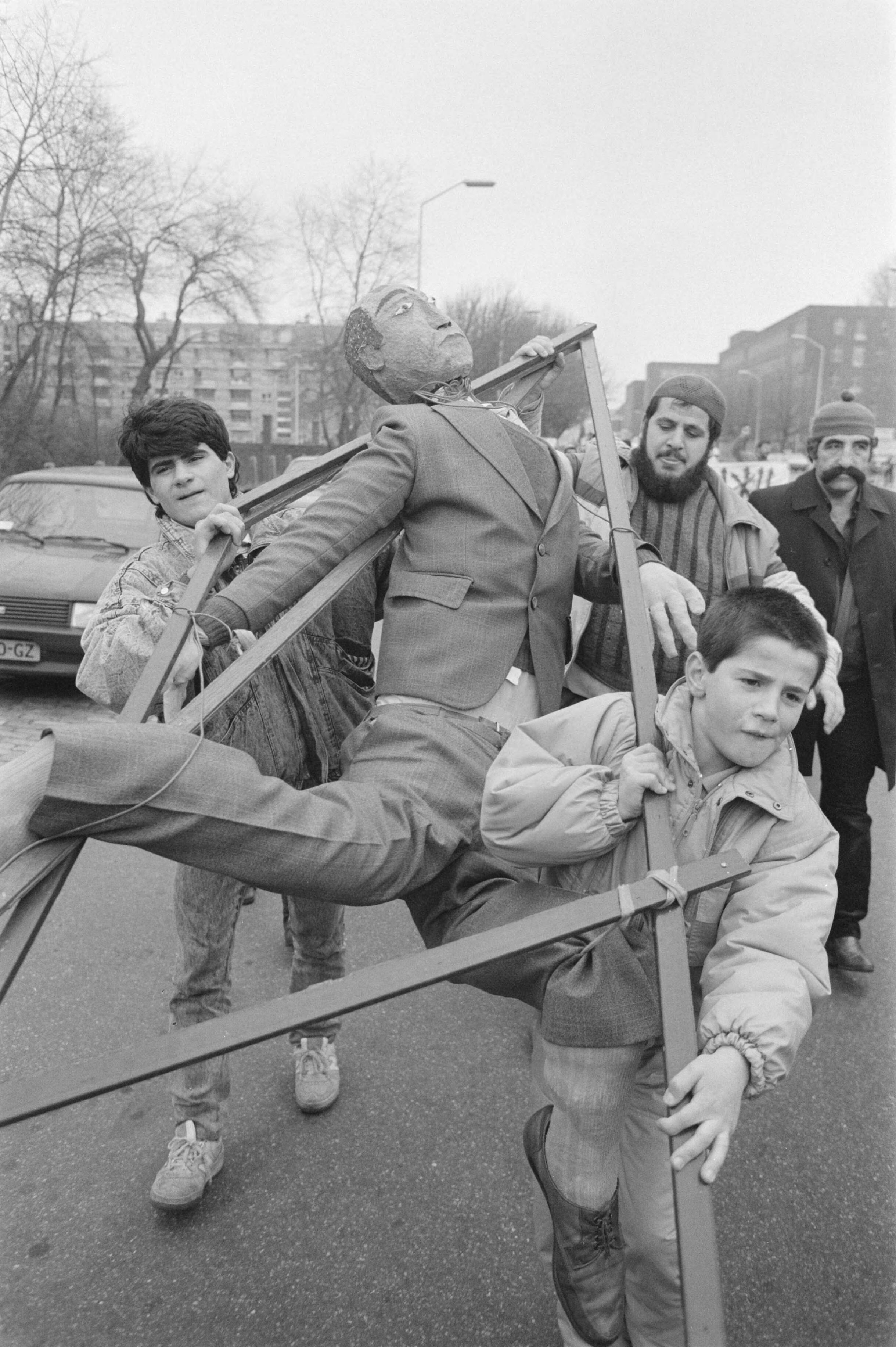 Fotocollectie Anefo — Demonstratie tegen Russische aanwezigheid in Afghanistan ( Den Haag ); demonstranten dragen pop mee die Gorbatsjov voorstelt — Foto: Croes, Rob C. / Anefo. Licentie: Set B: Rechtenvrij / Publiek Domein. Bron: Nationaal Archief. http://hdl.handle.net/10648/ad672cde-d0b4-102d-bcf8-003048976d84