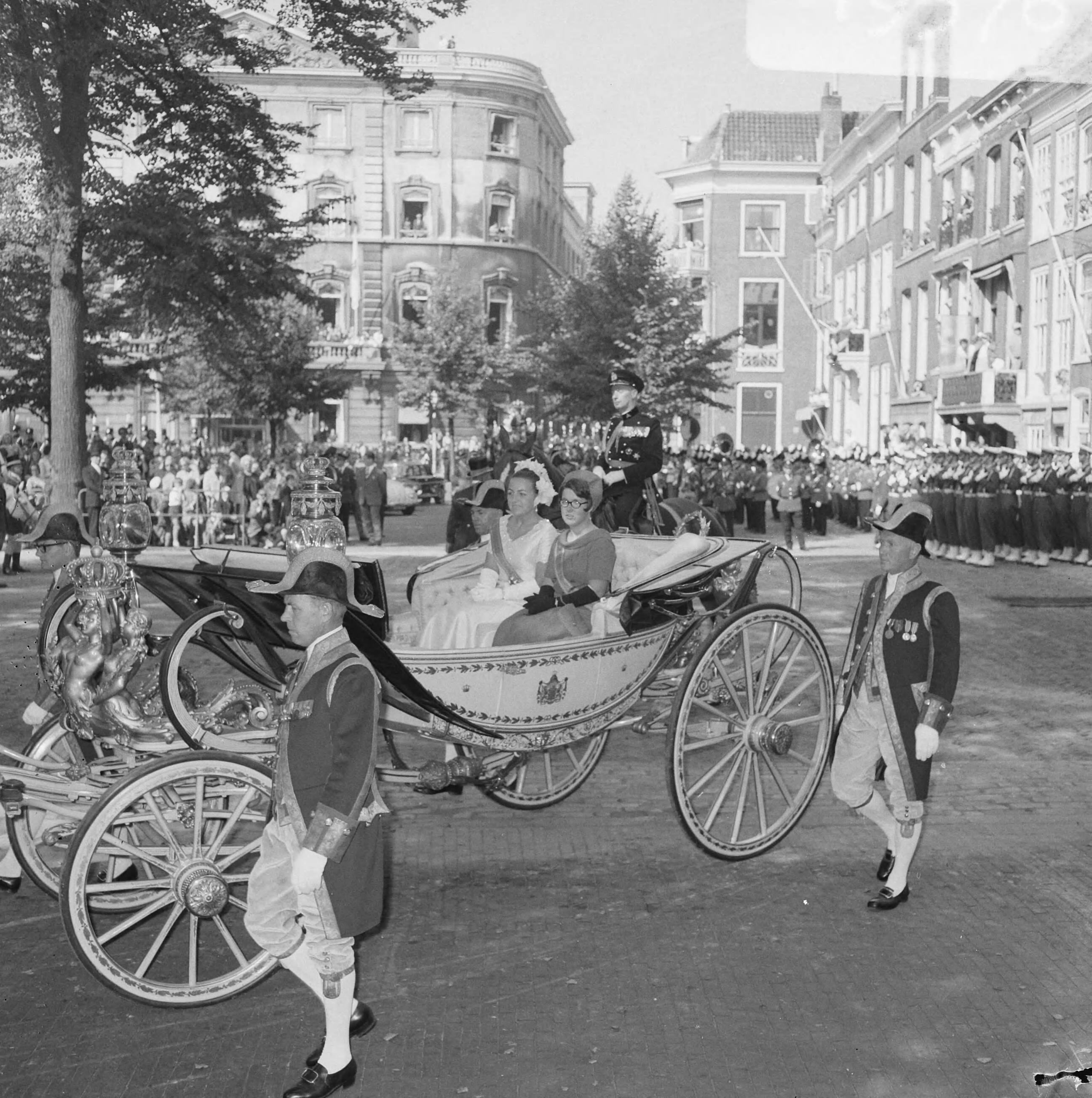 Prinsjesdag 1966 in Den Haag — Prinses Margriet en prinses Christina in een koets op weg naar de Ridderzaal — Foto: Kroon, Ron / Anefo. Licentie: Set B: Rechtenvrij / Publiek Domein. Bron: Nationaal Archief. http://hdl.handle.net/10648/aafd20de-d0b4-102d-bcf8-003048976d84