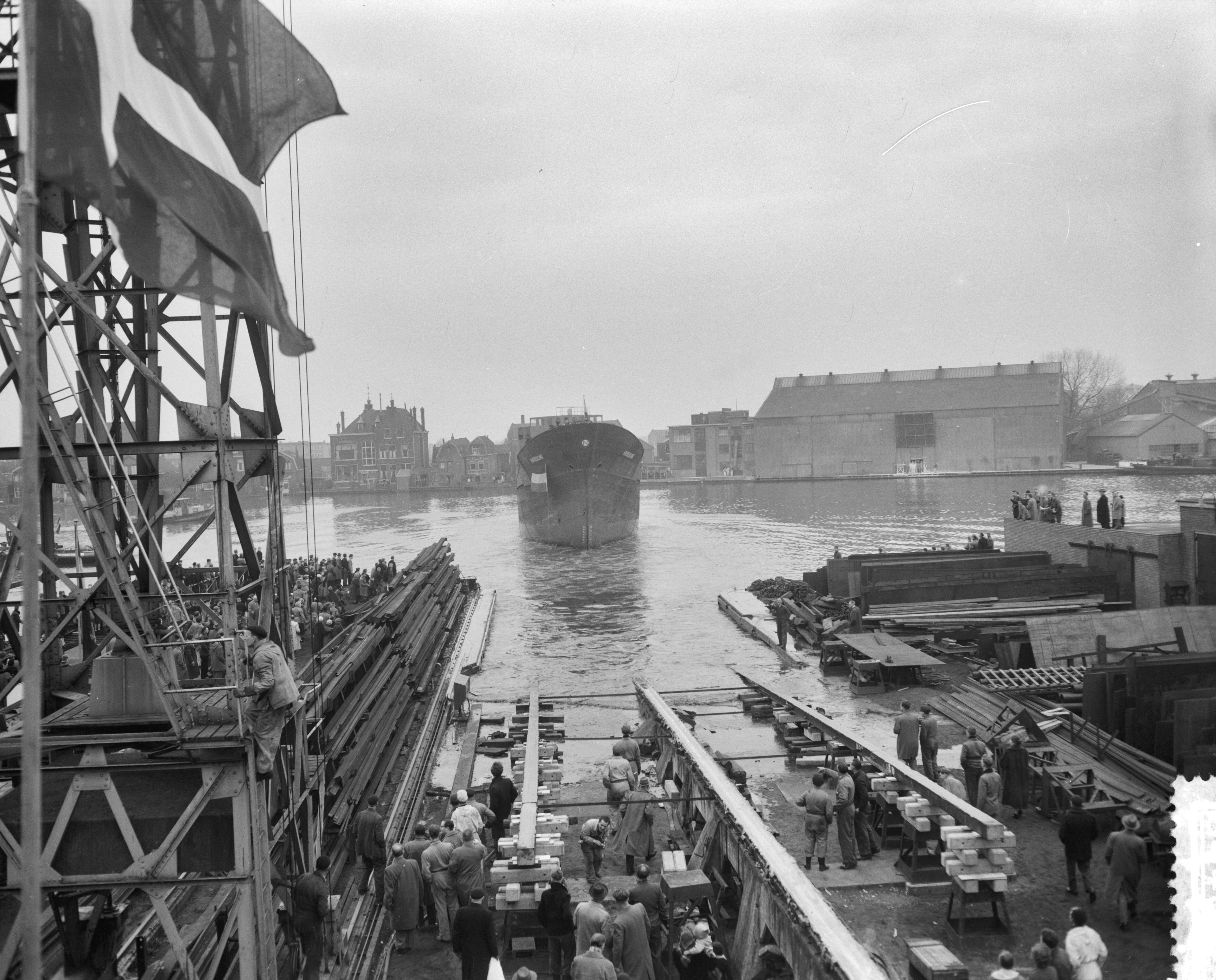 Fotocollectie Anefo — Tewaterlating motorcoaster "Hvideklint" bij de Zaanlandse Scheepsbouw Maatschappij te Zaandam — Foto: Bilsen, Joop van / Anefo. Licentie: Set B: Rechtenvrij / Publiek Domein. Bron: Nationaal Archief. http://hdl.handle.net/10648/a95b34a0-d0b4-102d-bcf8-003048976d84