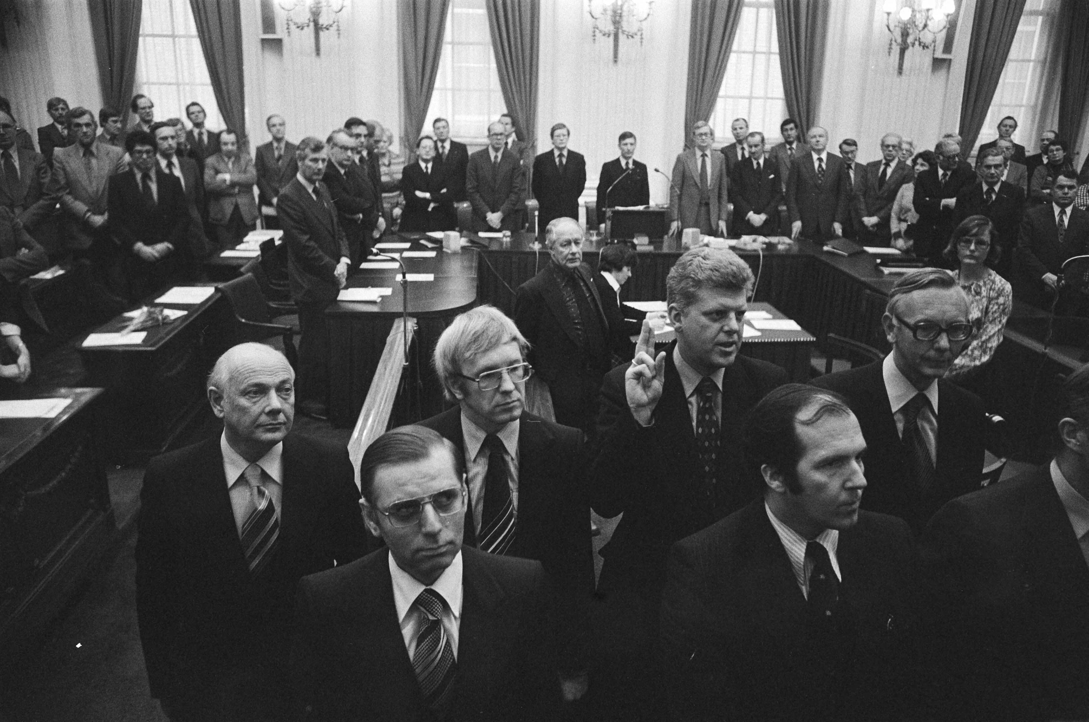 Fotocollectie Anefo — Beëdiging van de nieuwe leden van de Tweede Kamer: Den Uyl , Stemerdink, Duisenberg en Van der Stoel — Foto: Suyk, Koen / Anefo. Licentie: Set B: Rechtenvrij / Publiek Domein. Bron: Nationaal Archief. http://hdl.handle.net/10648/acaa4a1a-d0b4-102d-bcf8-003048976d84
