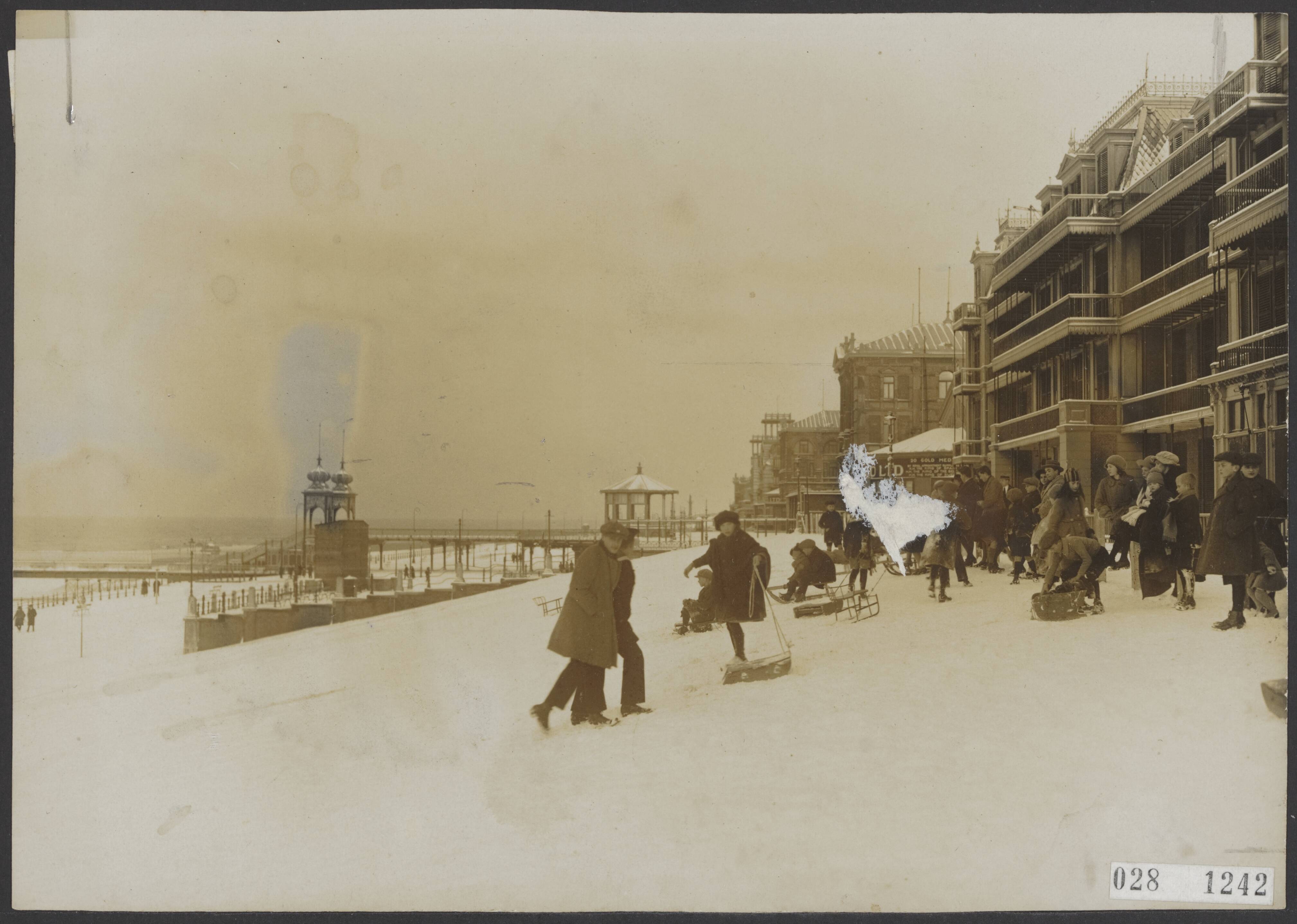 Fotocollectie Elsevier Binnenland — Scheveningen, winter. Sneeuwpret op het strand — Foto: Frankl, gebr. Alfred und Eduard. Licentie: Set B: Rechtenvrij / Publiek Domein. Bron: Nationaal Archief. http://hdl.handle.net/10648/ade02e9a-d0b4-102d-bcf8-003048976d84
