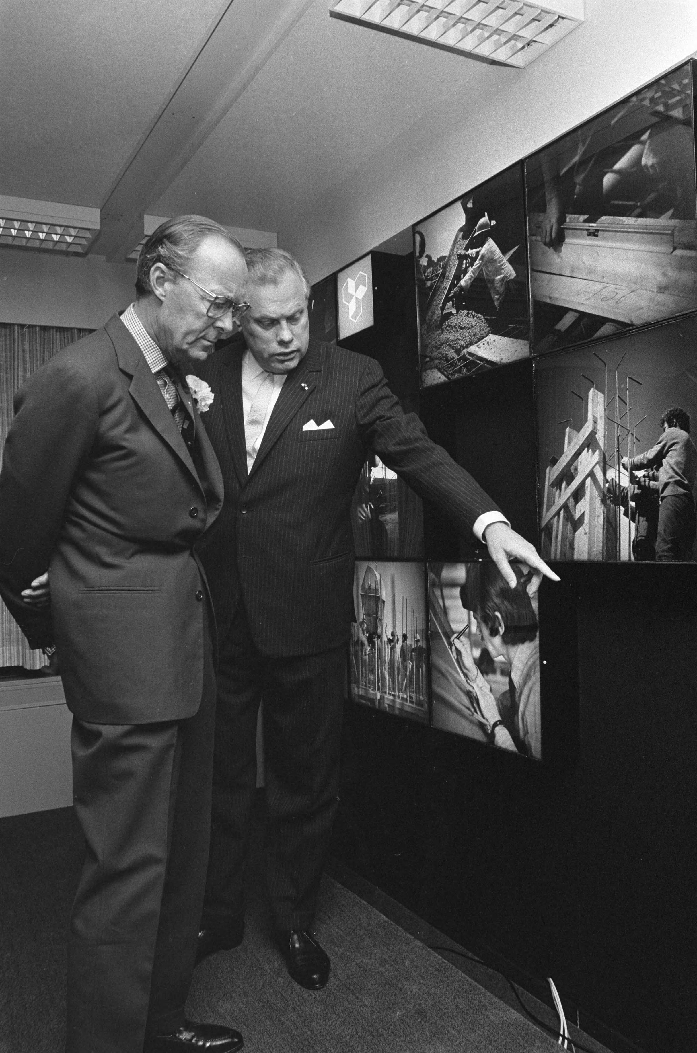 Fotocollectie Anefo — Prins Bernhard opent kantoor Verenigde Bedrijven Nederhorst Gouda — Foto: Mieremet, Rob / Anefo. Licentie: Set B: Rechtenvrij / Publiek Domein. Bron: Nationaal Archief. http://hdl.handle.net/10648/abd46e18-d0b4-102d-bcf8-003048976d84