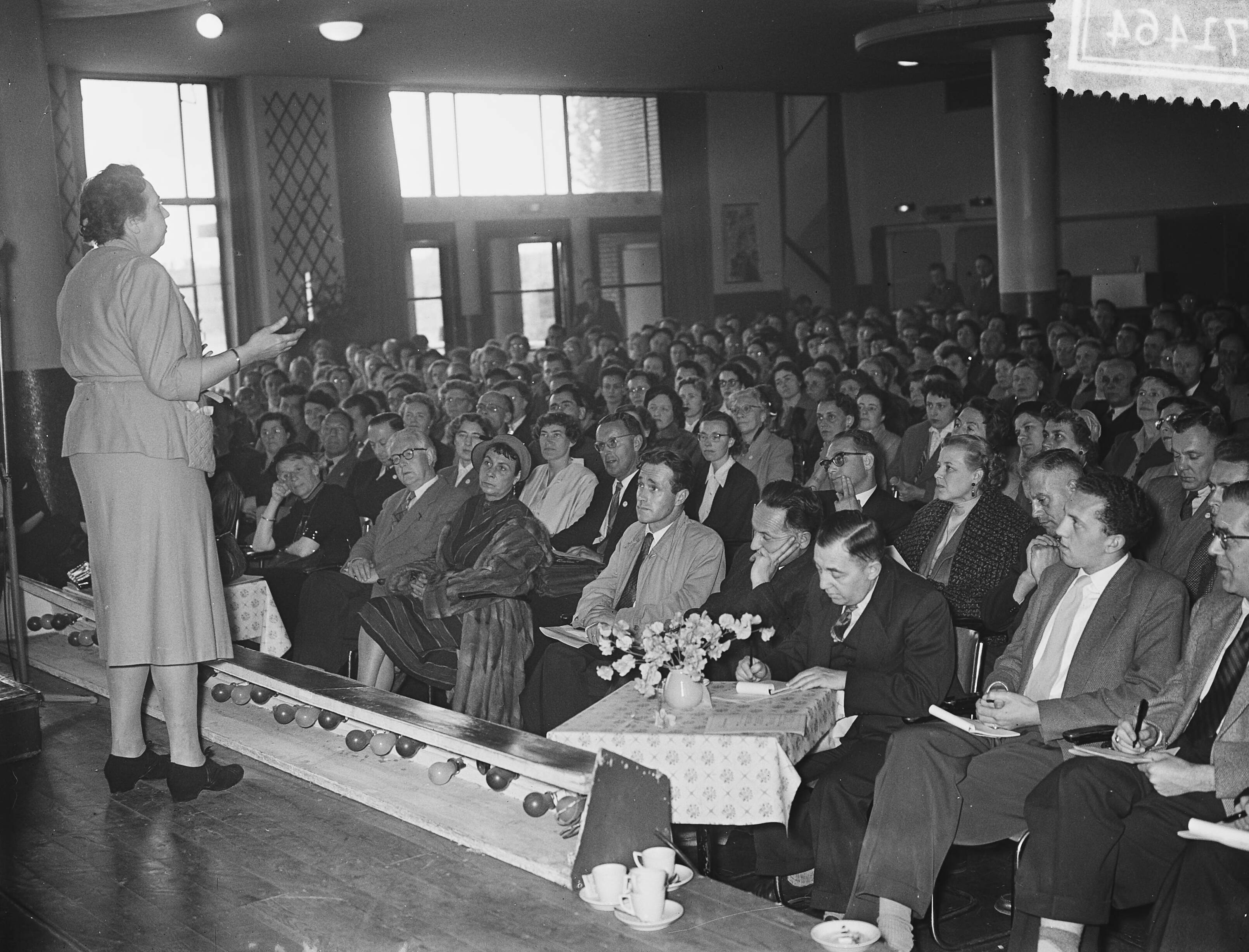 Fotocollectie Anefo — Wereld Vrijgezellendag in de Houtrusthallen te Den Haag. Toespraak van 2e Kamerlid mej. mr. N.S.C. (Corry) Tenderloo — Foto: Bilsen, Joop van / Anefo. Licentie: Set B: Rechtenvrij / Publiek Domein. Bron: Nationaal Archief. http://hdl.handle.net/10648/a93591fa-d0b4-102d-bcf8-003048976d84