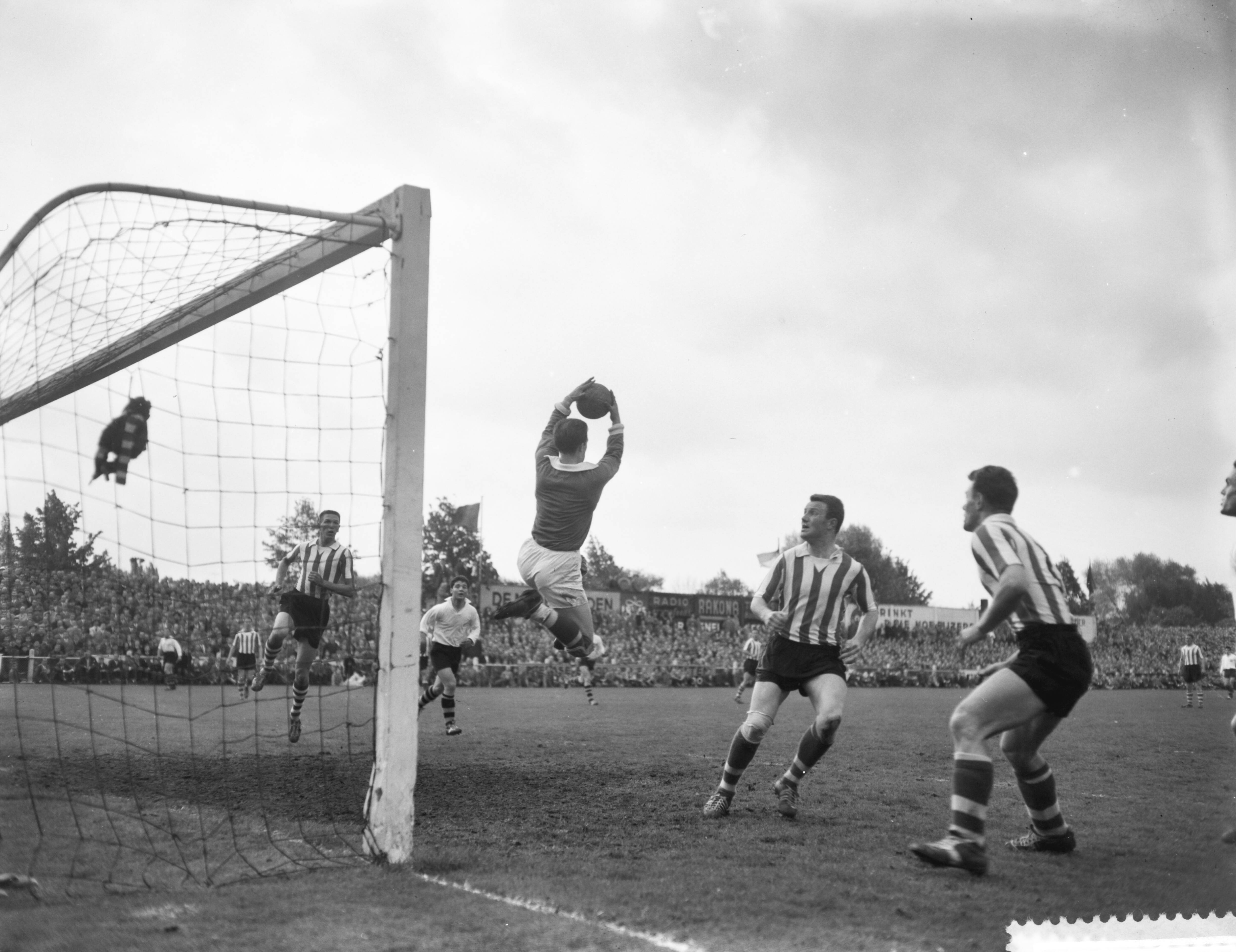 Fotocollectie Anefo — Voetbal. NAC tegen Sparta 0-3. Spelmoment, Sparta-doelman Andries van Dijk stopt een schot van Leo Canjels. Links Sparta stopper Janie Schilder. In wit shirt NAC-speler Theo Laseroms — Foto: Rossem, Wim van / Anefo. Licentie: Set B: Rechtenvrij / Publiek Domein. Bron: Nationaal Archief. http://hdl.handle.net/10648/a99286bc-d0b4-102d-bcf8-003048976d84