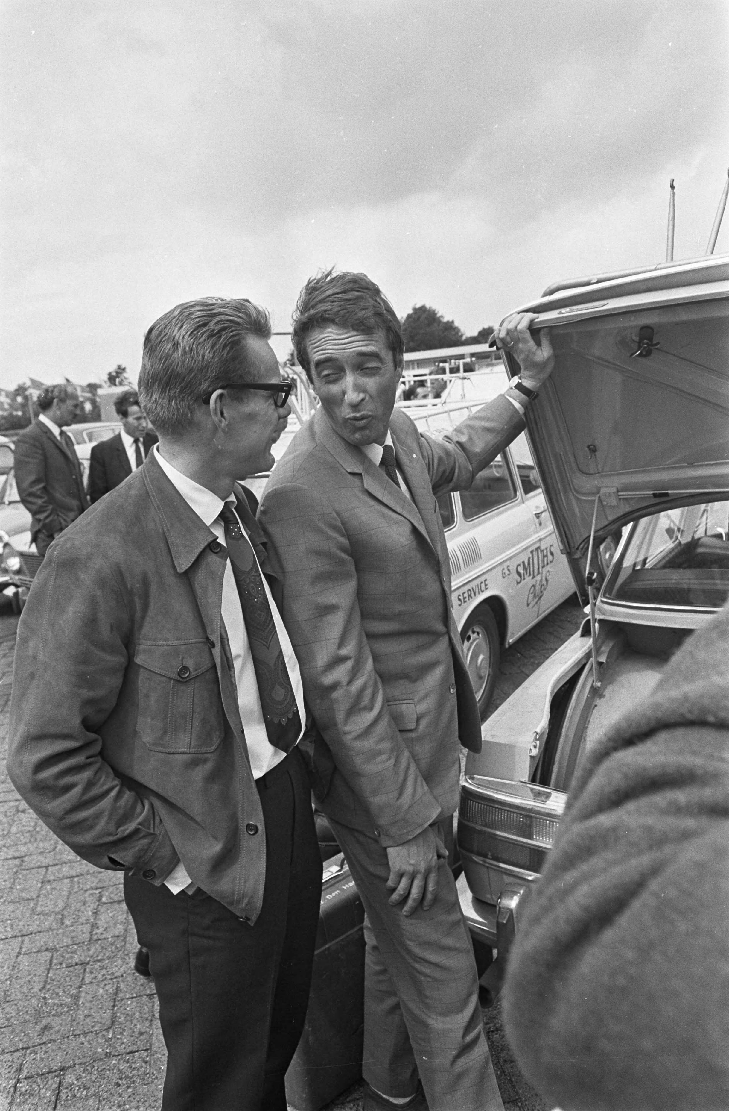 Fotocollectie Anefo — Nederlandse Tour de France ploeg uit Breda naar Vittel vertrokken. Jan Janssen en Ab Geldermans — Foto: Nijs, Jac. de / Anefo. Licentie: Set B: Rechtenvrij / Publiek Domein. Bron: Nationaal Archief. http://hdl.handle.net/10648/ab453dce-d0b4-102d-bcf8-003048976d84