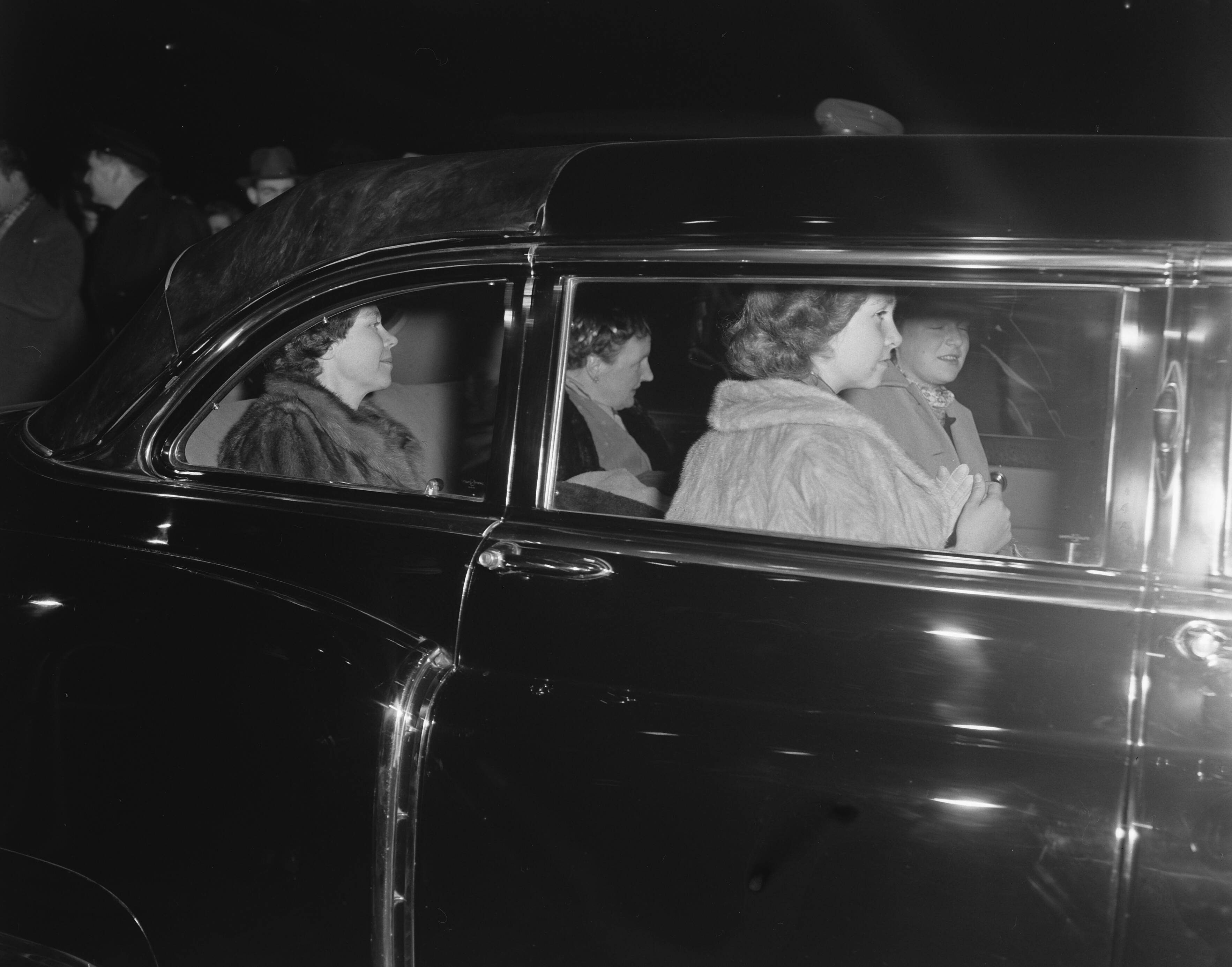 Fotocollectie Anefo — Aankomst van koningin Frederika en prinses Sophia uit Griekenland op Schiphol. Zij werden begroet door koninging Juliana en prinses Irene — Foto: Pot, Harry / Anefo. Licentie: Set B: Rechtenvrij / Publiek Domein. Bron: Nationaal Archief. http://hdl.handle.net/10648/a9443c28-d0b4-102d-bcf8-003048976d84