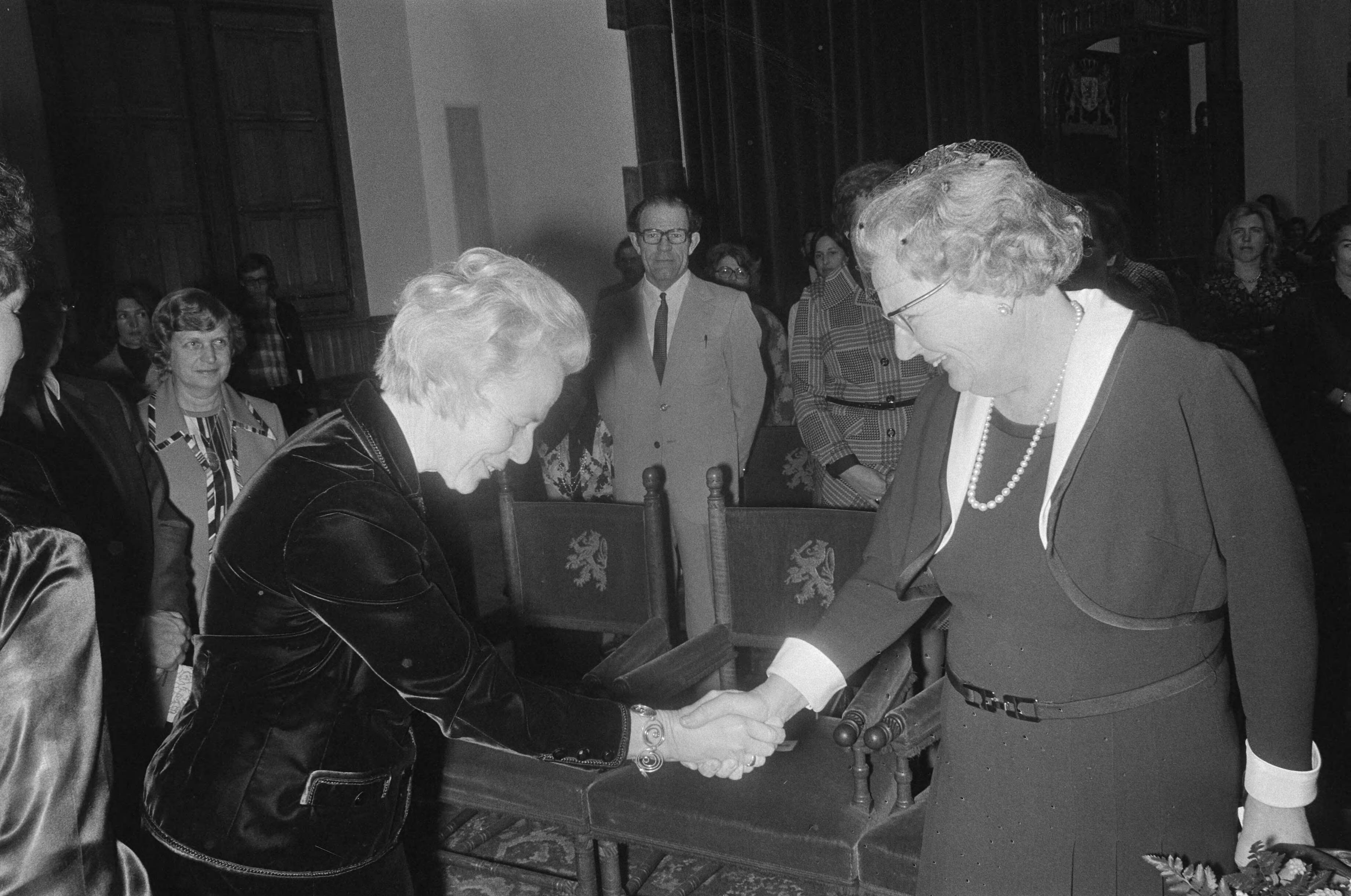 Fotocollectie Anefo — HM bij bijeenkomst Nationaal Comite "Internationale Jaar van de Vrouw 1975" in Ridderzaal in Den Haag ; begroeting koningin Juliana — Foto: Peters, Hans / Anefo. Licentie: Set B: Rechtenvrij / Publiek Domein. Bron: Nationaal Archief. http://hdl.handle.net/10648/ac6197a2-d0b4-102d-bcf8-003048976d84