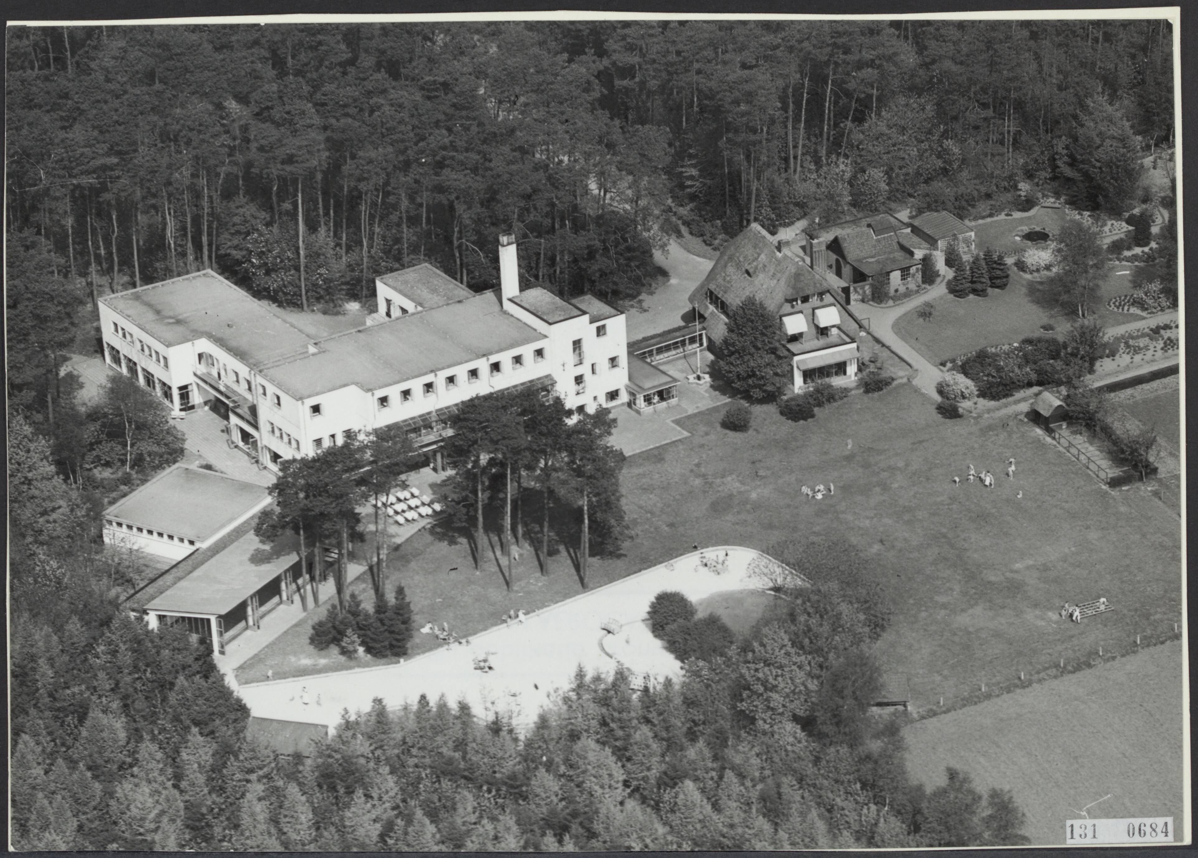 Fotocollectie Rijksvoorlichtingsdienst Eigen — Luchtopname. De Krabbenbossen — Foto: KLM Aerocarto / Rechtenvrij. Licentie: Set B: Rechtenvrij / Publiek Domein. Bron: Nationaal Archief. http://hdl.handle.net/10648/af500f52-d0b4-102d-bcf8-003048976d84