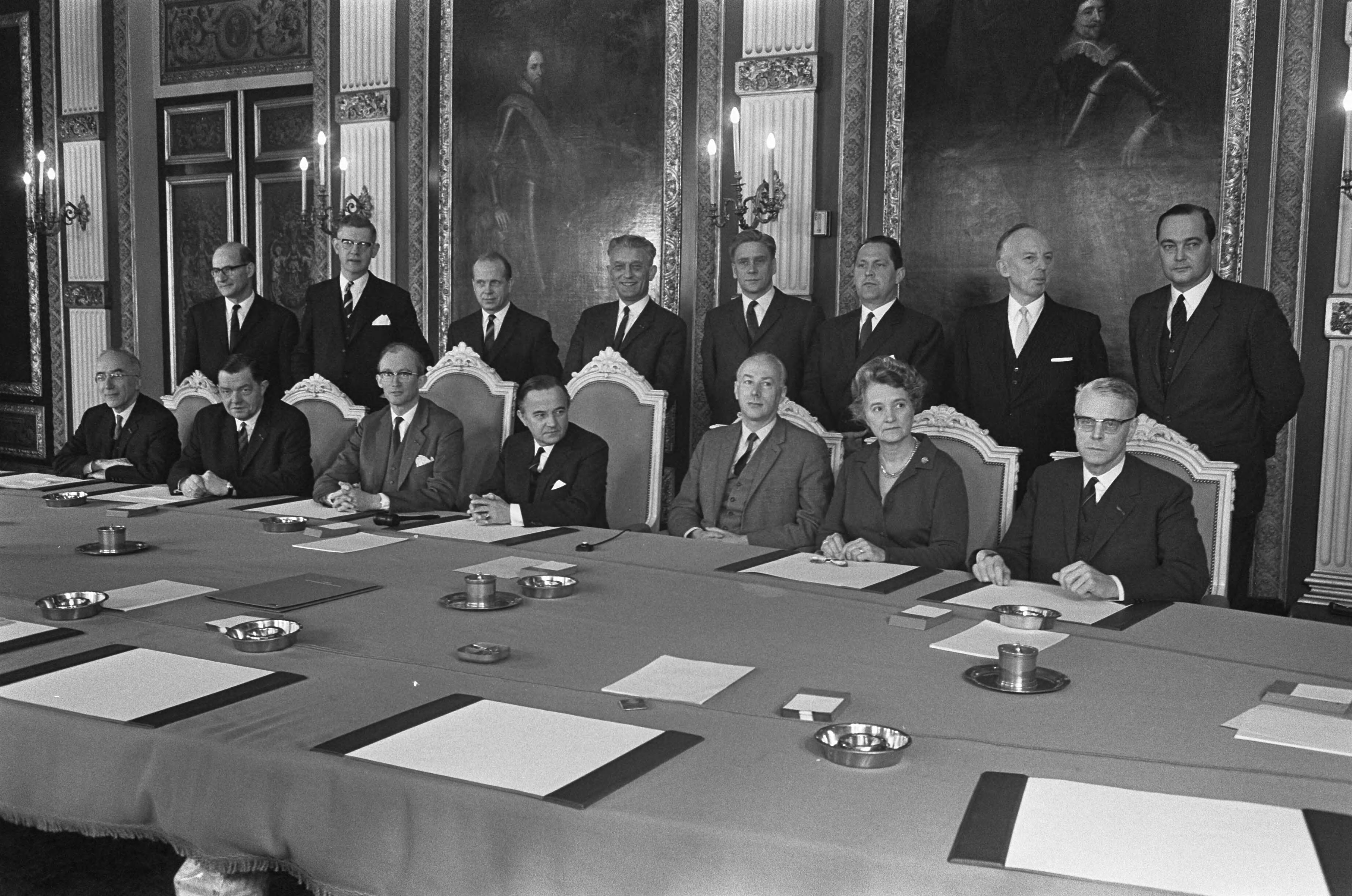 Fotocollectie Anefo — Ministerraad bijeen in de Treveszaal Den Haag — Foto: Koch, Eric / Anefo. Licentie: Set B: Rechtenvrij / Publiek Domein. Bron: Nationaal Archief. http://hdl.handle.net/10648/ab14eab6-d0b4-102d-bcf8-003048976d84