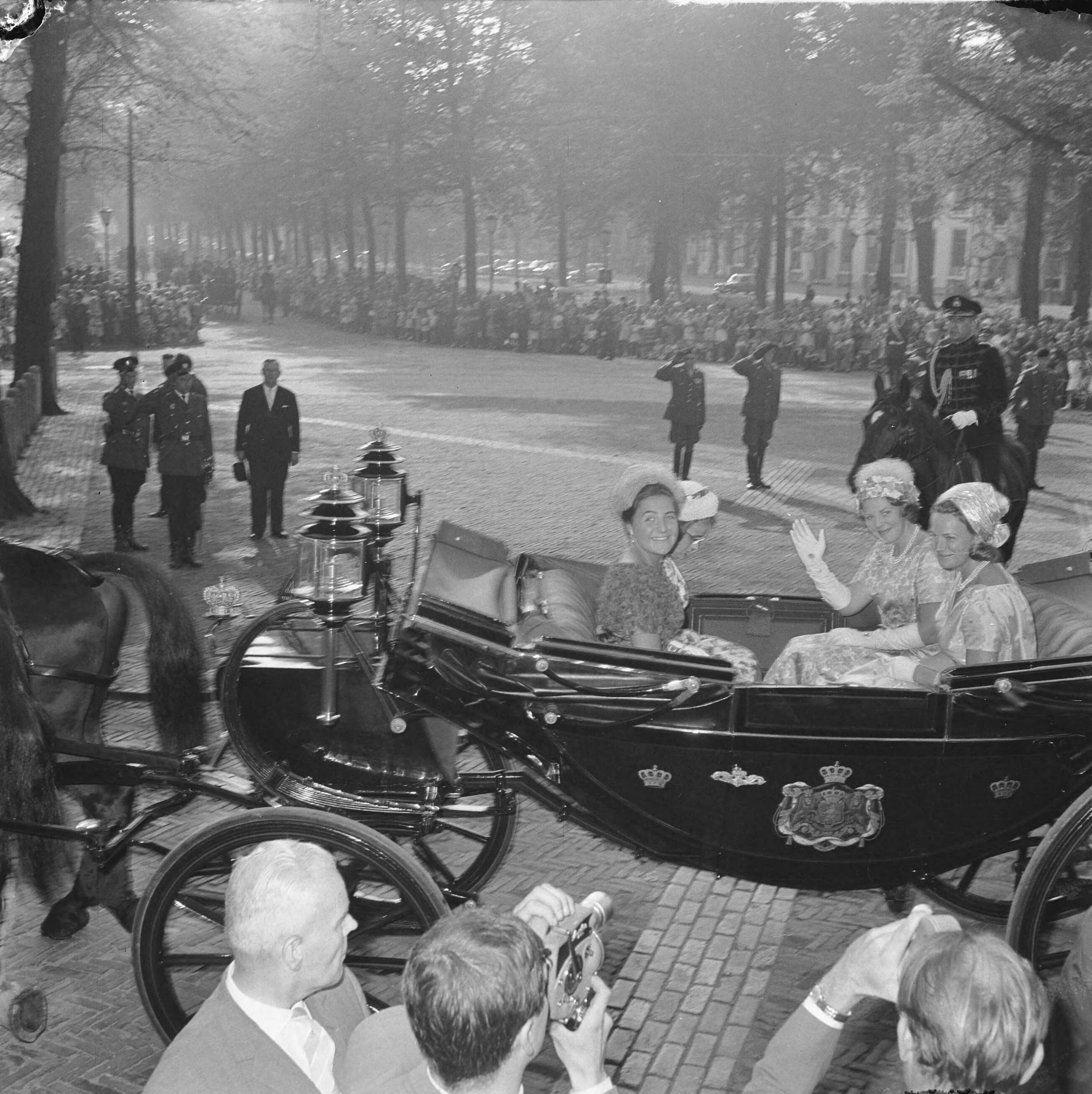 Prinsjesdag 1963 — Opening Staten-Generaal. De vier prinsessen bij de aanvang van de rijtour door Den Haag — Foto: Nijs, Jac. de / Anefo. Licentie: Set B: Rechtenvrij / Publiek Domein. Bron: Nationaal Archief. http://hdl.handle.net/10648/aa45bc96-d0b4-102d-bcf8-003048976d84