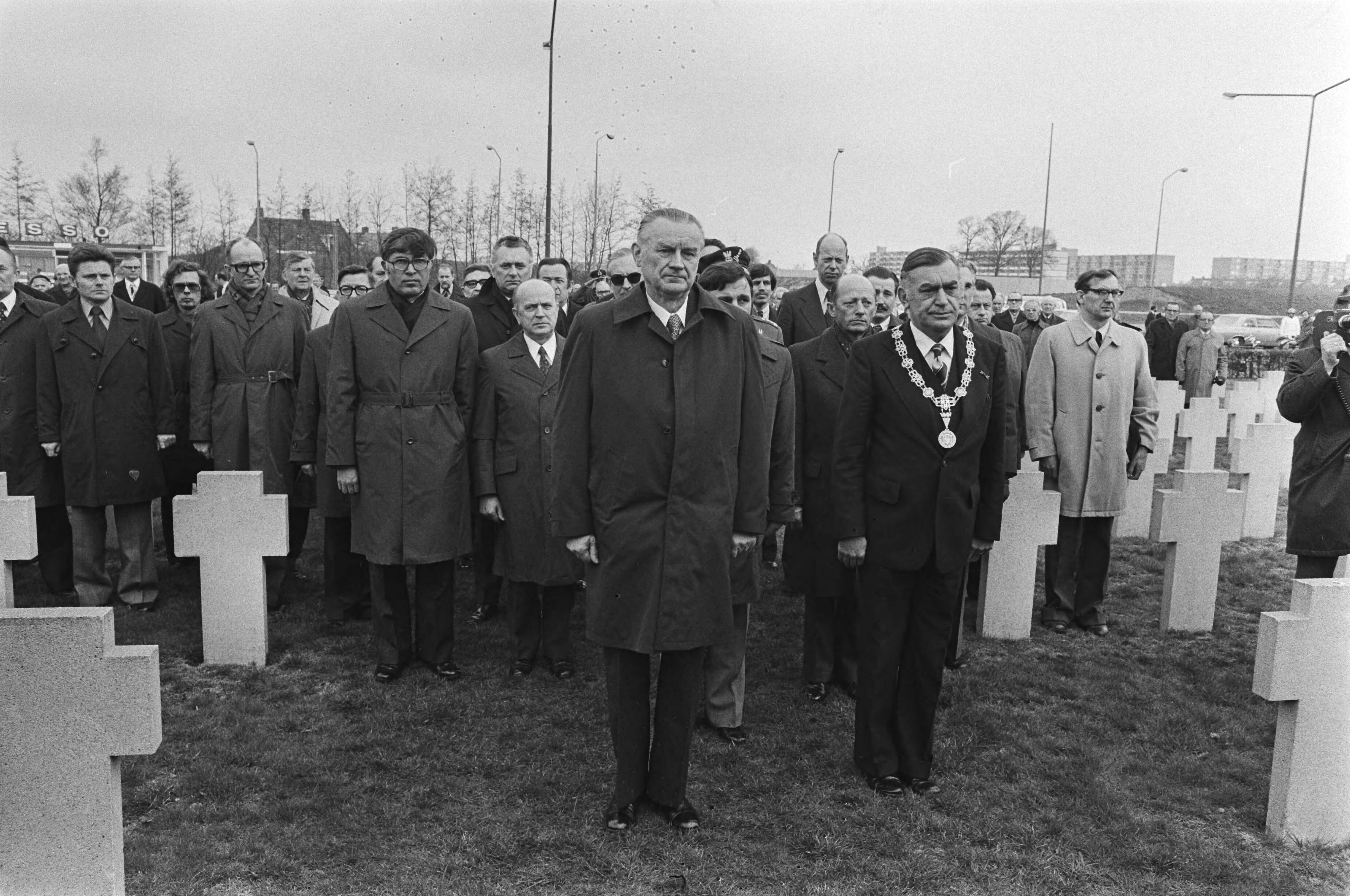 Bezoek van de Poolse premier Jaroszewicz aan het Pools oorlogskerkhof in Breda — Kranslegging, met vooraan premier Jaroszewicz en burgemeester Merkx van Breda — Foto: Verhoeff, Bert / Anefo. Licentie: Set B: Rechtenvrij / Publiek Domein. Bron: Nationaal Archief. http://hdl.handle.net/10648/ac97898e-d0b4-102d-bcf8-003048976d84