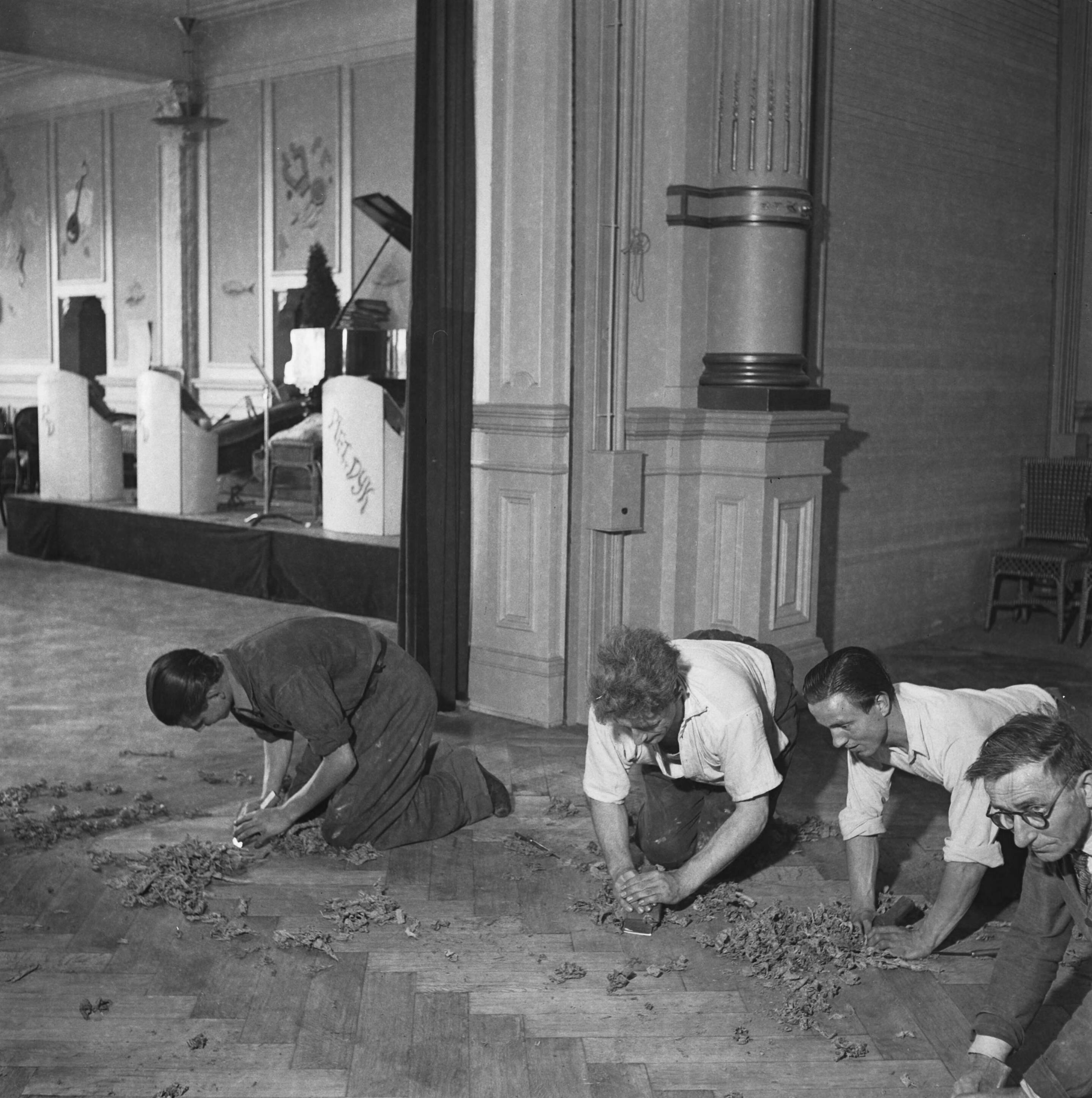 Fotocollectie Anefo — Leggen parketvloeren in het Kurhaus te Scheveningen — Foto: Haren Noman, Theo van / Anefo. Licentie: Set B: Rechtenvrij / Publiek Domein. Bron: Nationaal Archief. http://hdl.handle.net/10648/a89fbb30-d0b4-102d-bcf8-003048976d84