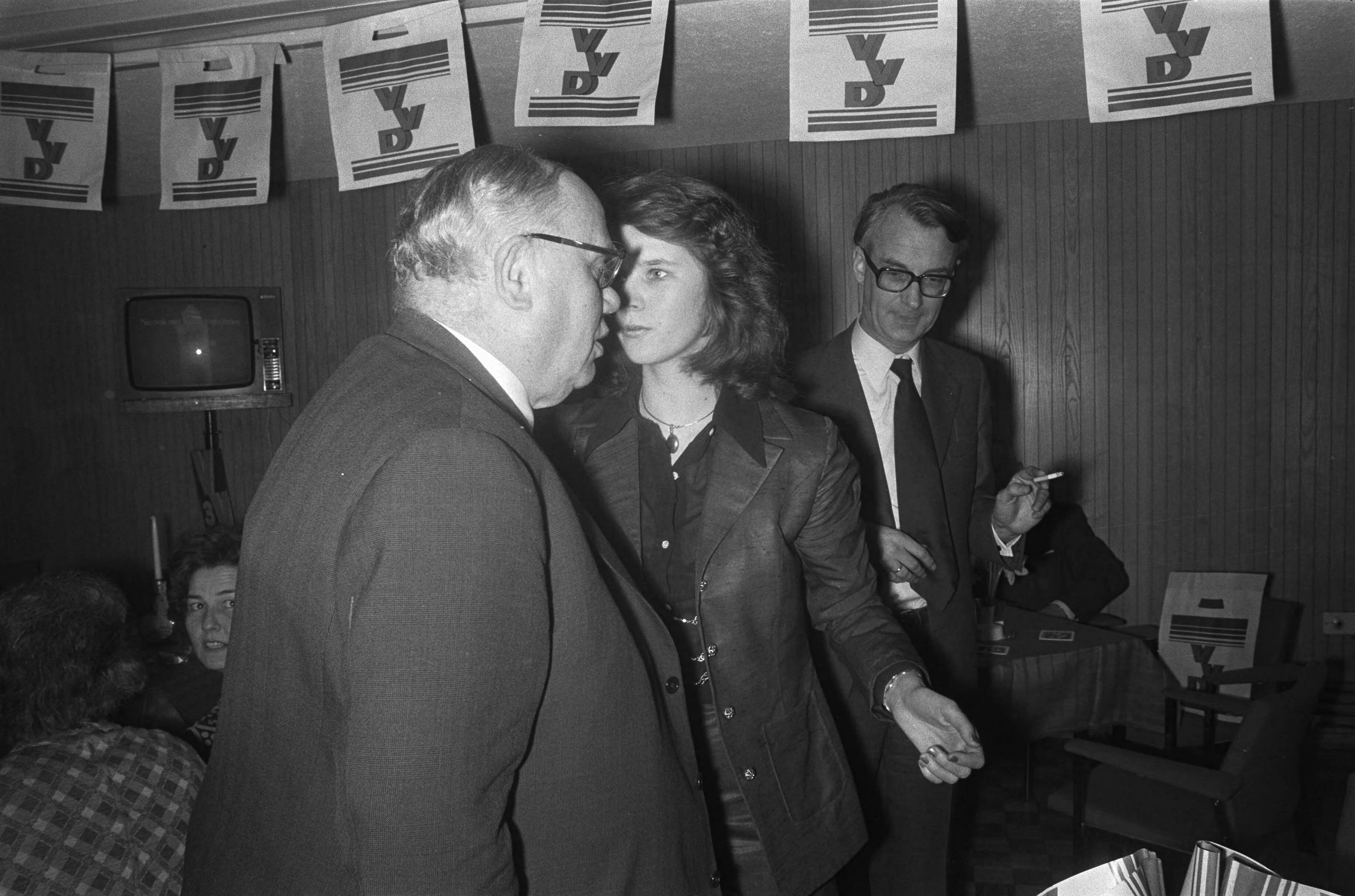 Fotocollectie Anefo — Hans Wiegel van de VVD is in het Congresgebouw in Den Haag tijdens de uitslagen; Van Riel en Pien Wiegel-Frederiks — Foto: Peters, Hans / Anefo. Licentie: Set B: Rechtenvrij / Publiek Domein. Bron: Nationaal Archief. http://hdl.handle.net/10648/ac46d0ca-d0b4-102d-bcf8-003048976d84
