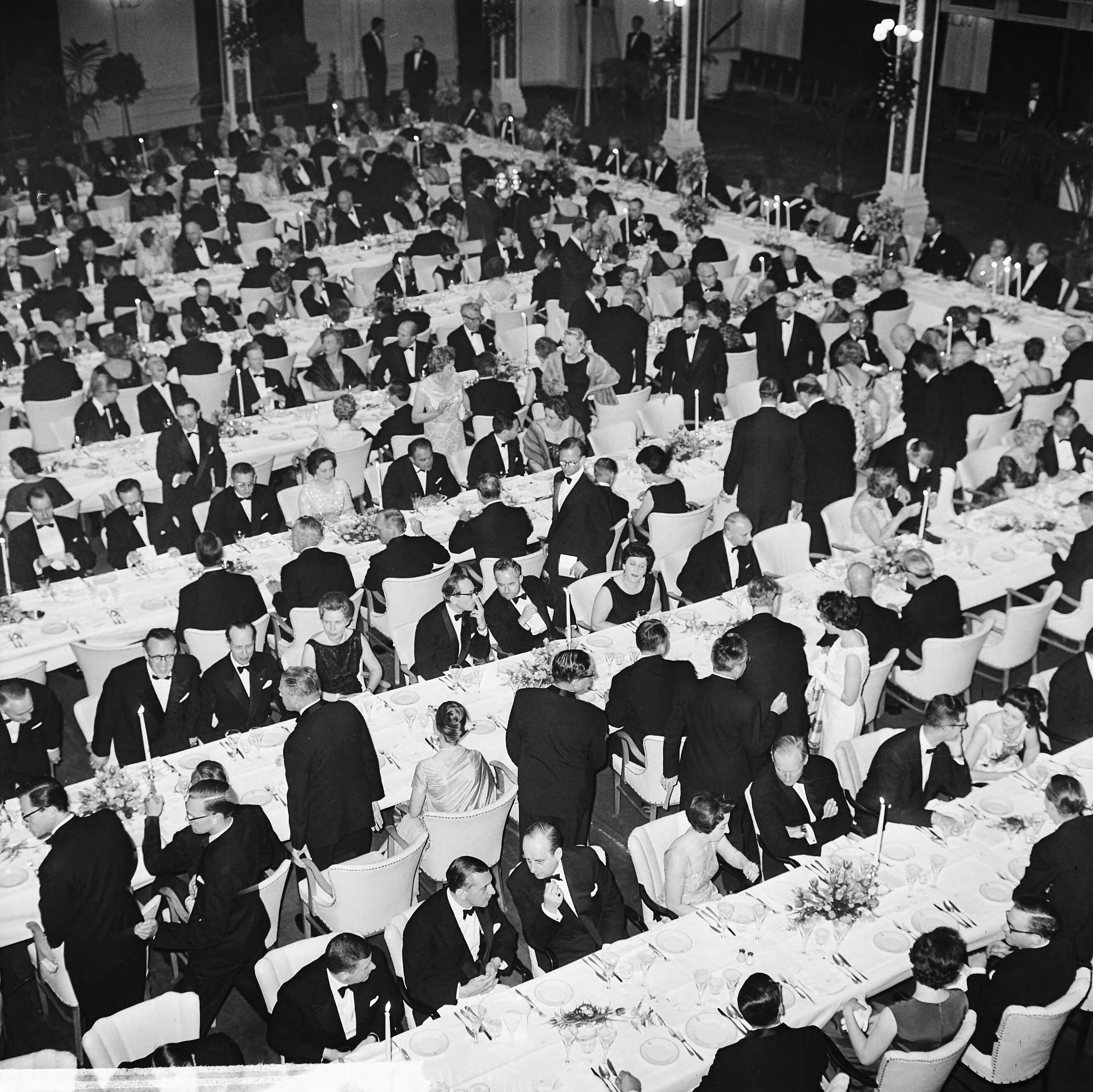 Fotocollectie Anefo — Regeringsdiner voor NATO conferentie in het Kurhaus te Scheveningen, overzicht dinerzaal — Foto: Koch, Eric / Anefo. Licentie: Set B: Rechtenvrij / Publiek Domein. Bron: Nationaal Archief. http://hdl.handle.net/10648/aa6913da-d0b4-102d-bcf8-003048976d84