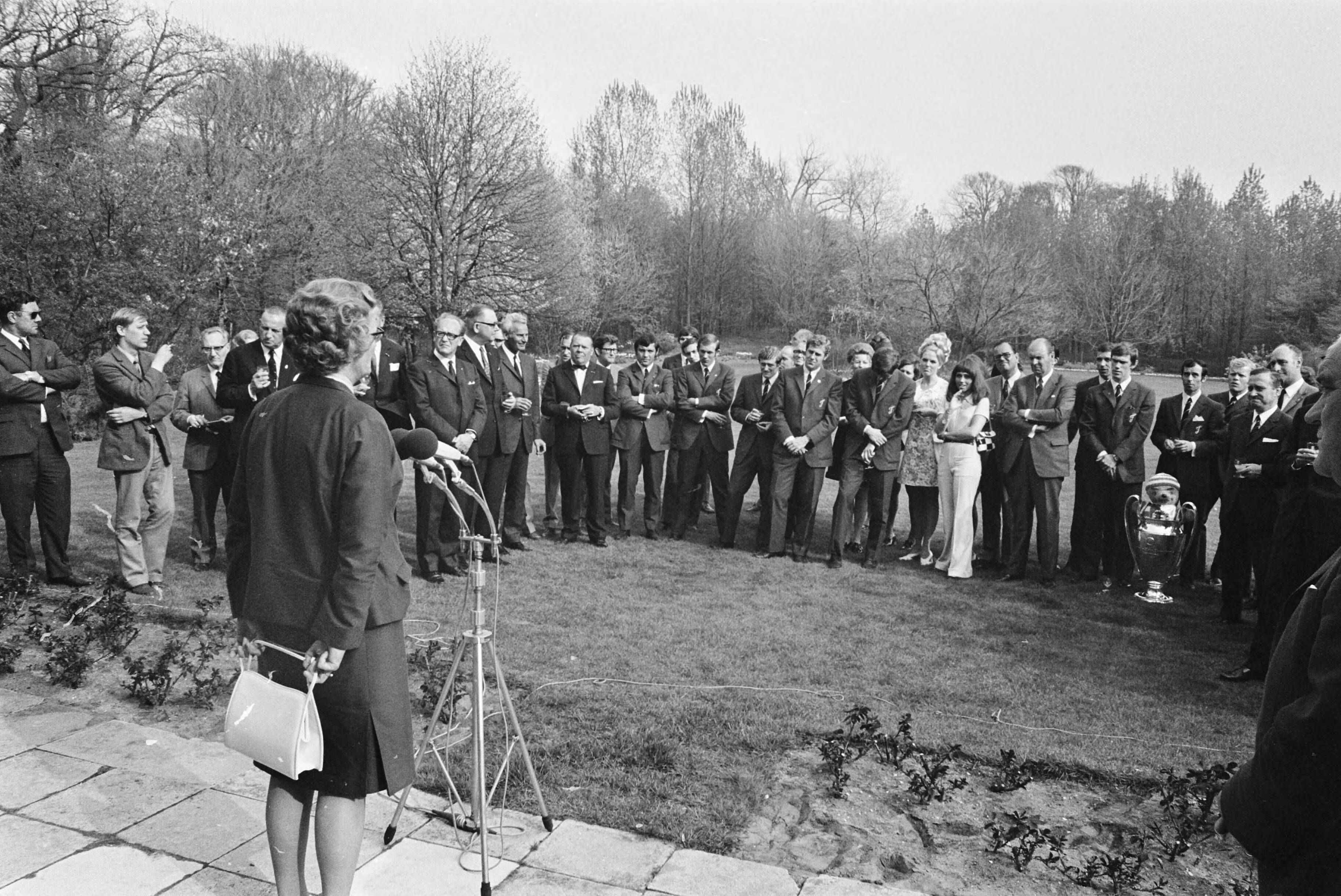 Fotocollectie Anefo — Elftal Feijenoord ontvangen op Catshuis, Den Haag ; toespraak van mevr. Klompé — Foto: Evers, Joost / Anefo. Licentie: Set B: Rechtenvrij / Publiek Domein. Bron: Nationaal Archief. http://hdl.handle.net/10648/ab969016-d0b4-102d-bcf8-003048976d84