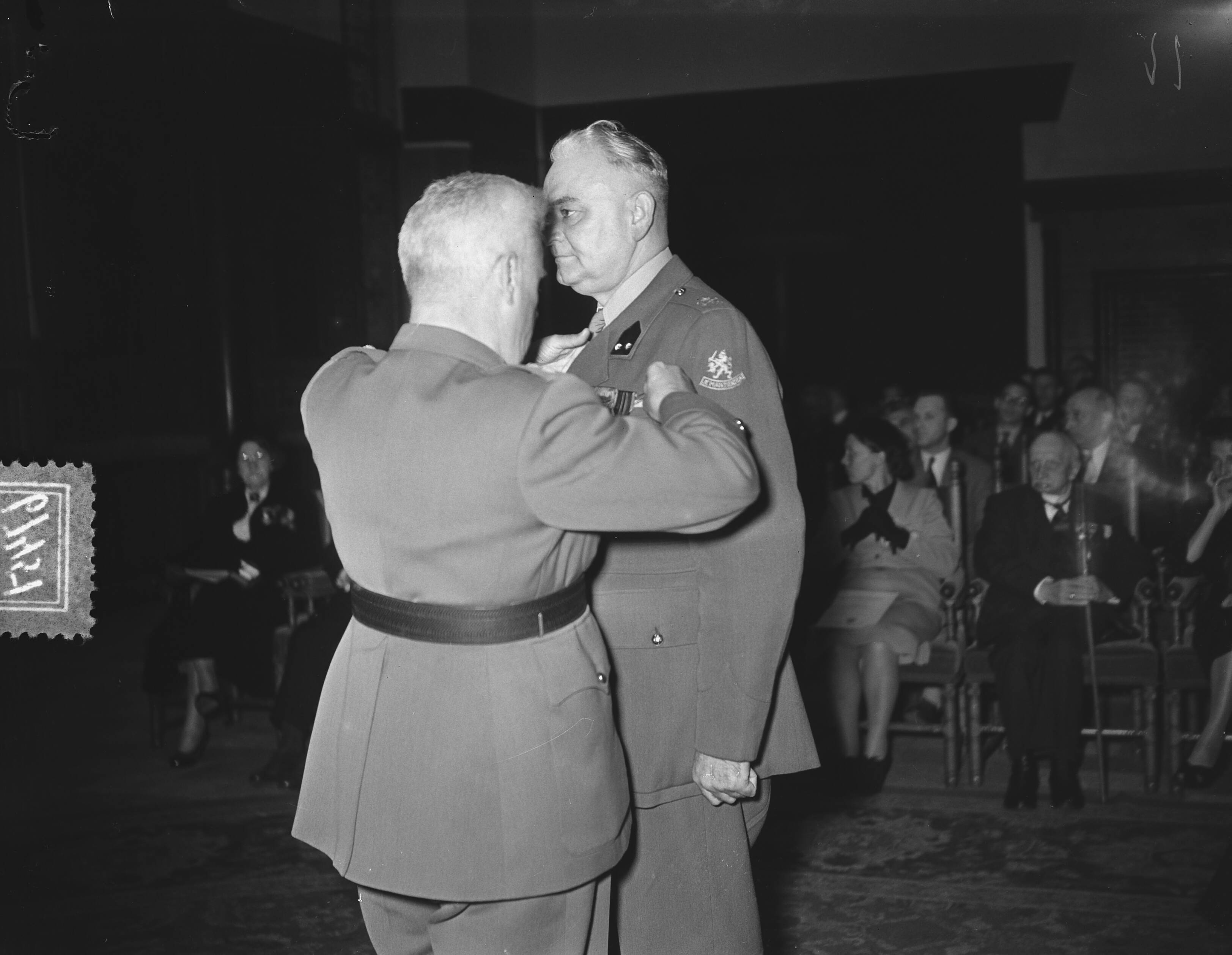Fotocollectie Anefo — De Belgische ambassadeur E. Graaffe reikt in de Ridderzaal te Den Haag onderscheidingen uit aan 140 Nederlanders — Foto: Bilsen, Joop van / Anefo. Licentie: Set B: Rechtenvrij / Publiek Domein. Bron: Nationaal Archief. http://hdl.handle.net/10648/a92a2842-d0b4-102d-bcf8-003048976d84
