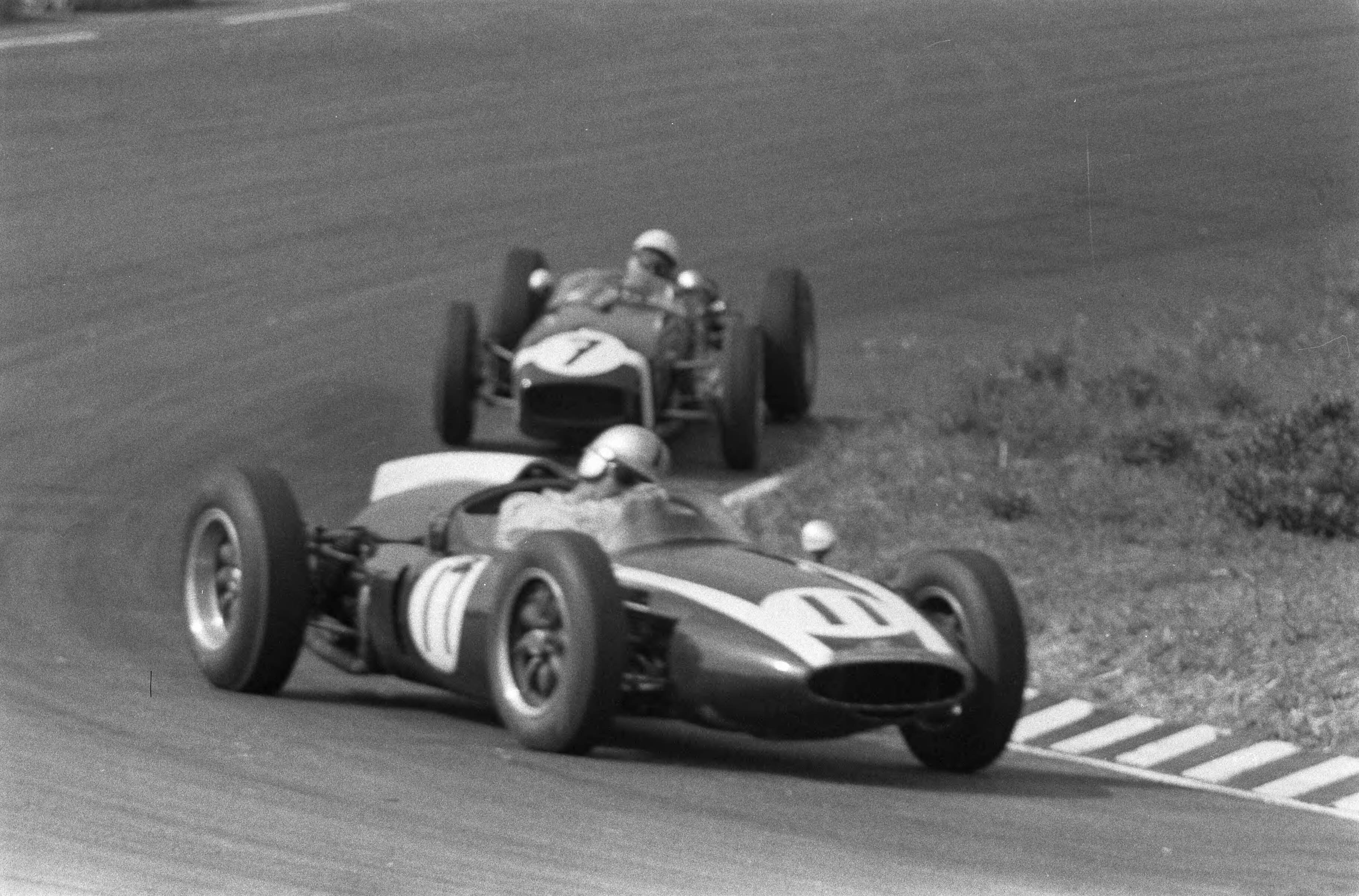 Fotocollectie Anefo — Grote Prijs van Nederland op het circuit van Zandvoort. De Australiër Jack Brabham (11) in zijn Cooper-Climax onderaan de Hunzerug. Achter hem Stirling Moss (7) in een Lotus-Climax — Foto: Pot, Harry / Anefo. Licentie: Set B: Rechtenvrij / Publiek Domein. Bron: Nationaal Archief. http://hdl.handle.net/10648/a9b10f92-d0b4-102d-bcf8-003048976d84