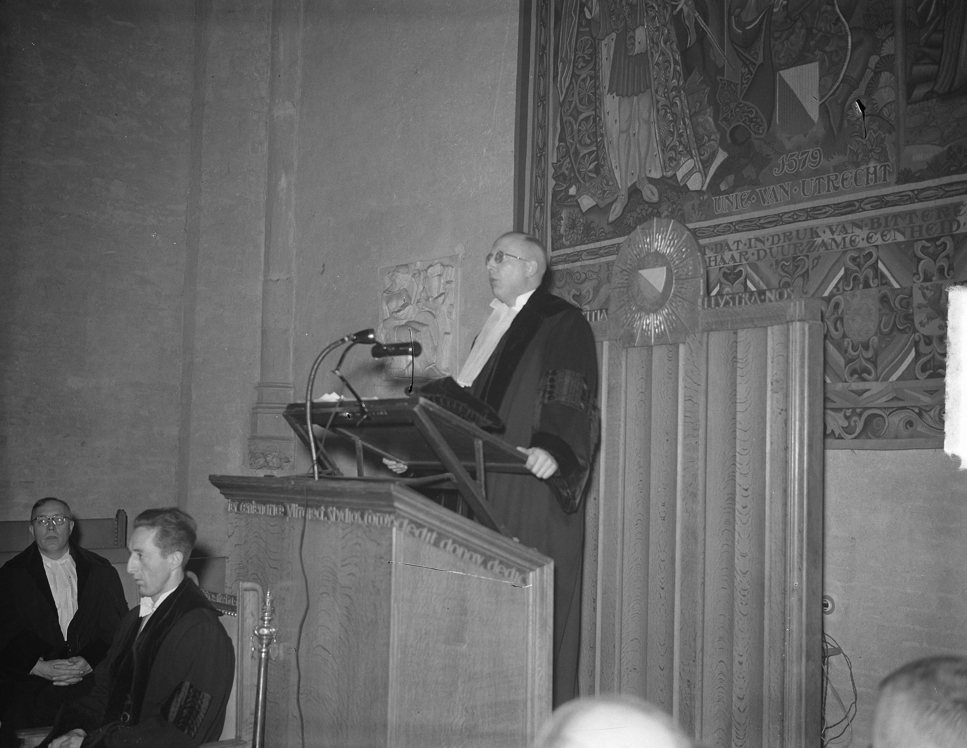 Fotocollectie Anefo — Inaugaratierede van prof. dr. J.W.A. Tjebbes als buitengewoon hoogleraar aan de Utrechtse Universiteit — Foto: Averink, […] / Anefo. Licentie: Set B: Rechtenvrij / Publiek Domein. Bron: Nationaal Archief. http://hdl.handle.net/10648/a8c3348e-d0b4-102d-bcf8-003048976d84