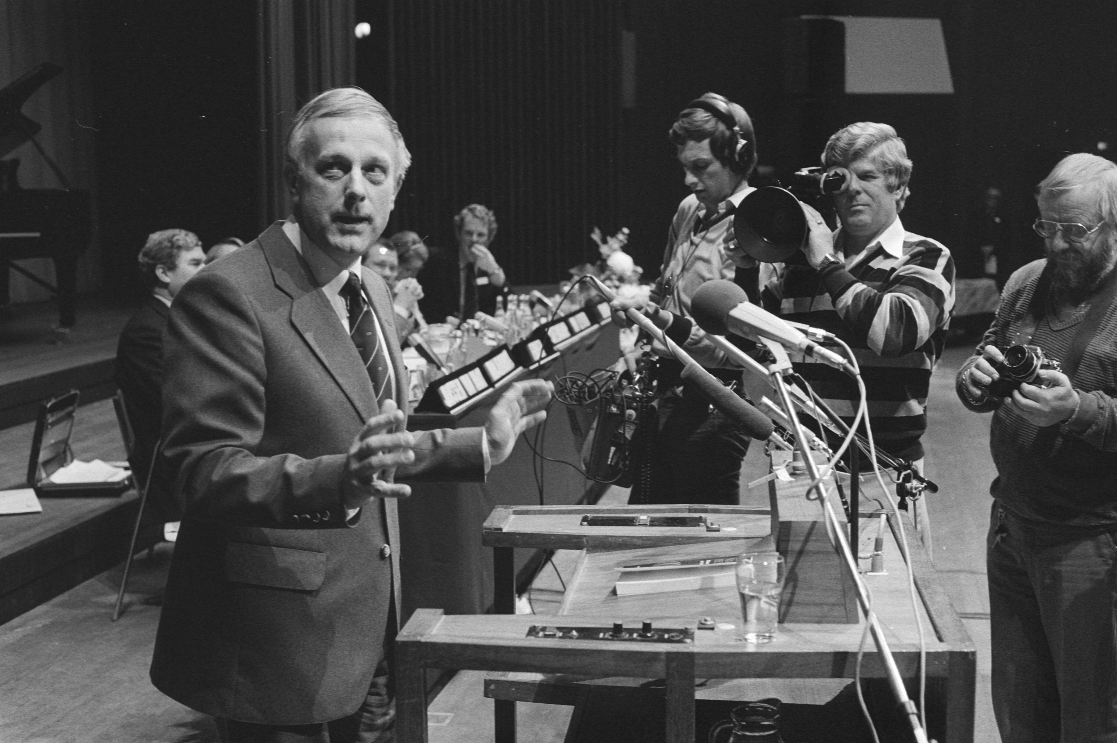 Fotocollectie Anefo — Fusie congres CDA in Den Haag , Steenkamp aan het woord — Foto: Antonisse, Marcel / Anefo. Licentie: Set B: Rechtenvrij / Publiek Domein. Bron: Nationaal Archief. http://hdl.handle.net/10648/acea90de-d0b4-102d-bcf8-003048976d84