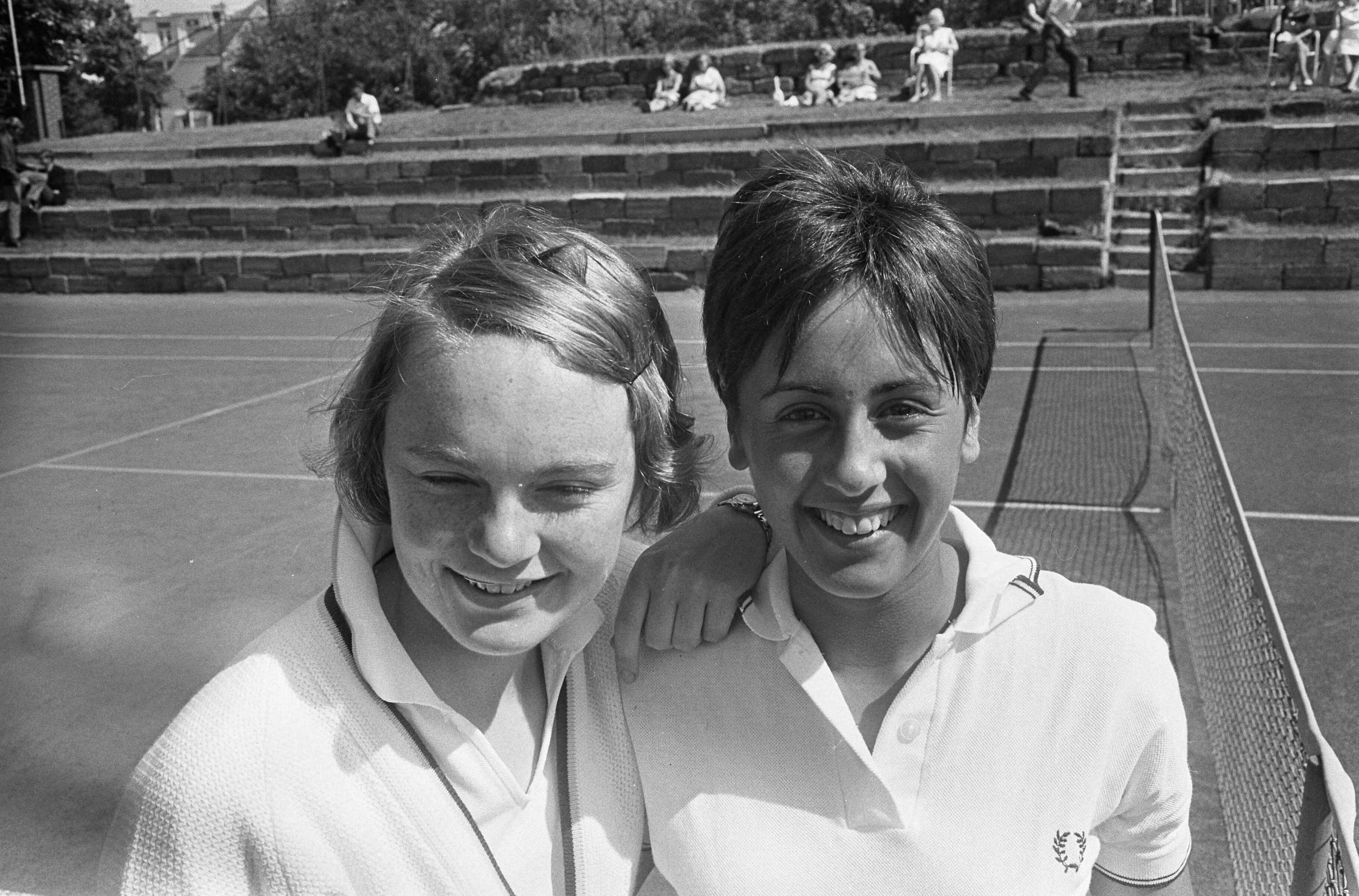Fotocollectie Anefo — Nederlandse tenniskampioenschappen op de METS-banen. Ada Bakker (links, 17) en Judith Salomé (16) — Foto: Koch, Eric / Anefo. Licentie: Set B: Rechtenvrij / Publiek Domein. Bron: Nationaal Archief. http://hdl.handle.net/10648/aaba8fc6-d0b4-102d-bcf8-003048976d84