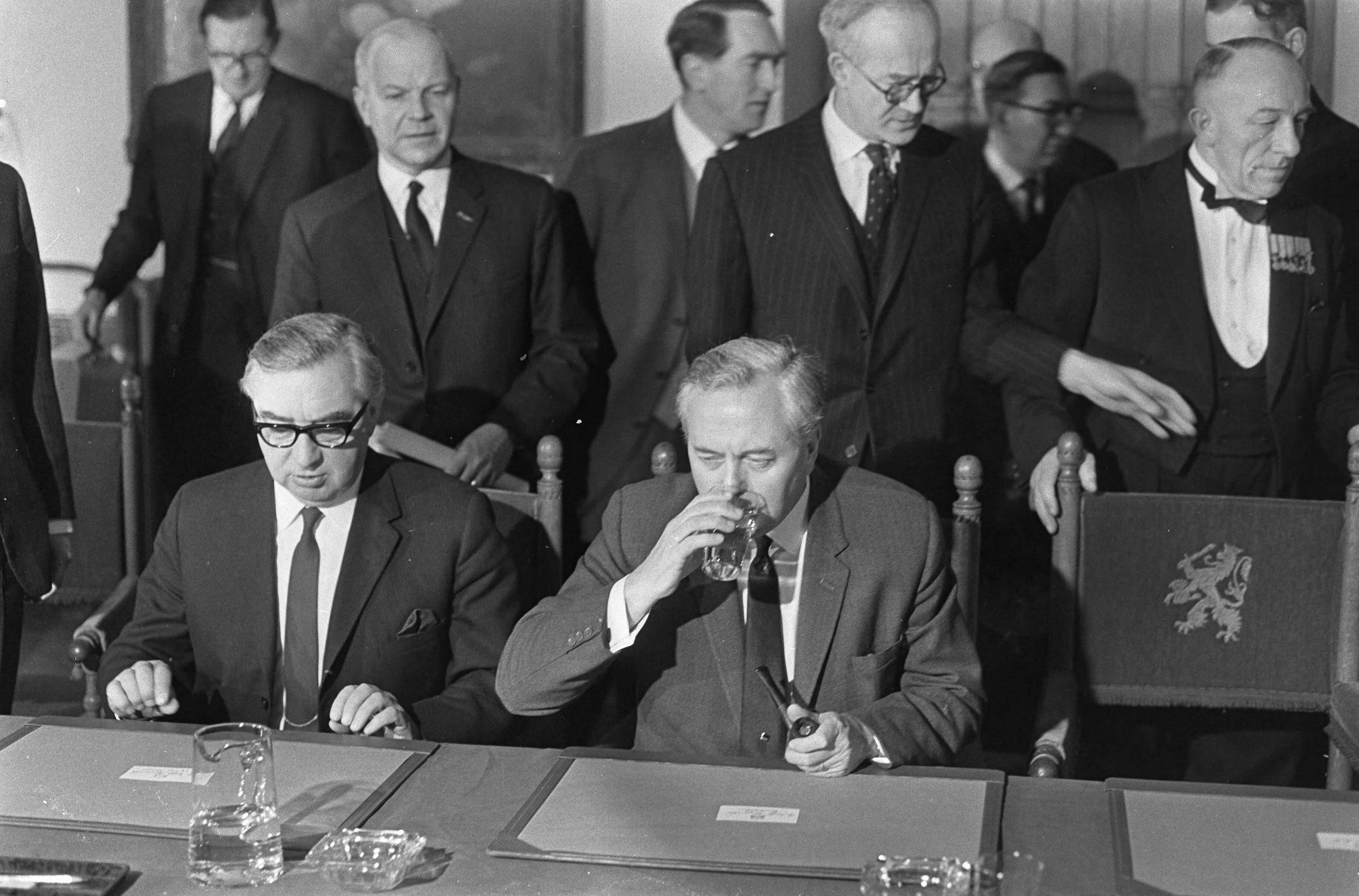 Fotocollectie Anefo — Overleg tussen Engeland en Nederland te Den Haag , Minister Brown en Premier Wilson — Foto: Kroon, Ron / Anefo. Licentie: Set B: Rechtenvrij / Publiek Domein. Bron: Nationaal Archief. http://hdl.handle.net/10648/ab114096-d0b4-102d-bcf8-003048976d84