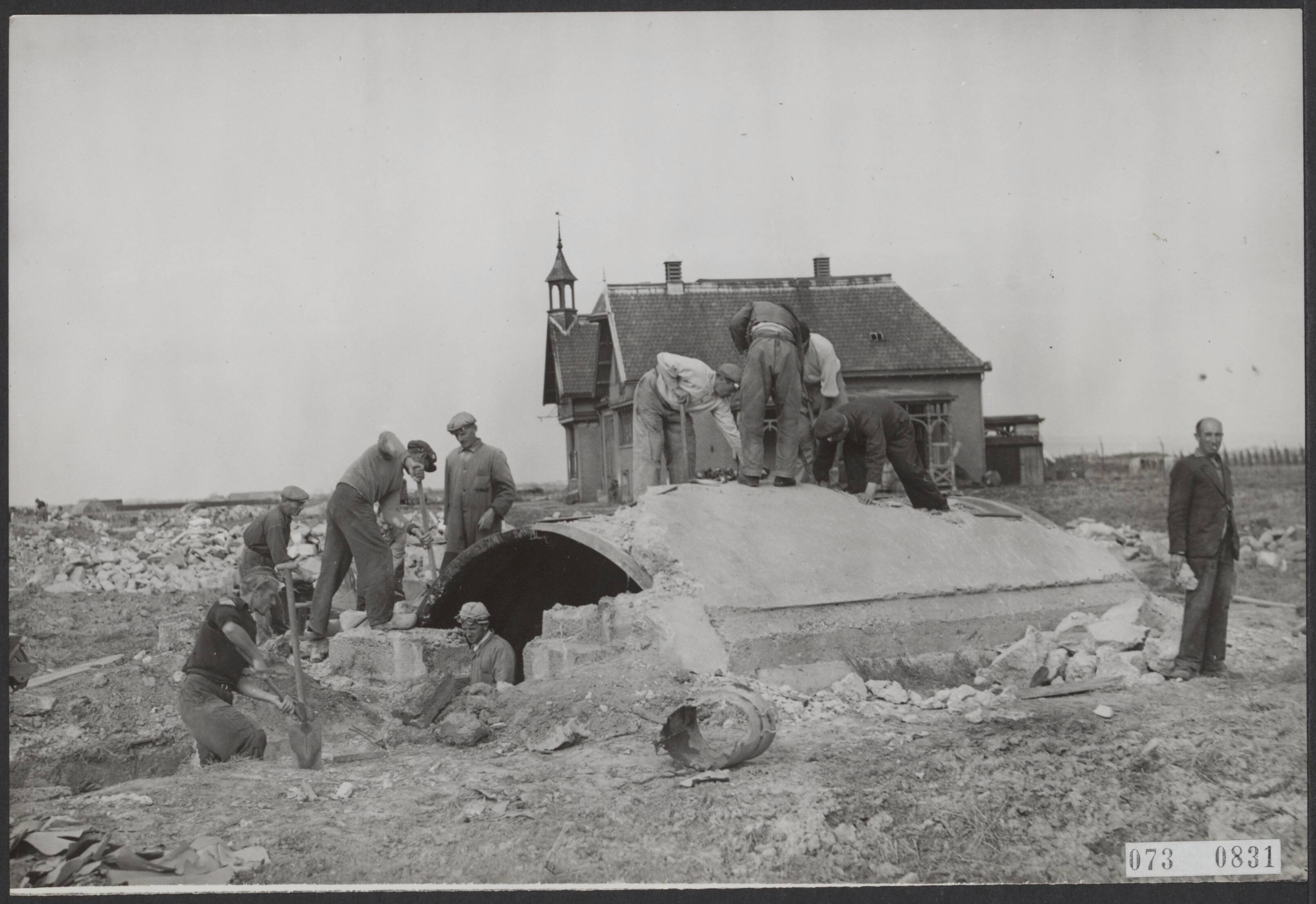 Fotocollectie Elsevier Binnenland — Serooskerken, 10 oktober 1947. De vele bunkers die over het hele eiland Walcheren zijn gebouwd, worden momenteel opgeruimd — Foto: Onbekend / Publiek Domein of Rechtenvrij. Licentie: Set B: Rechtenvrij / Publiek Domein. Bron: Nationaal Archief. http://hdl.handle.net/10648/ae15df54-d0b4-102d-bcf8-003048976d84