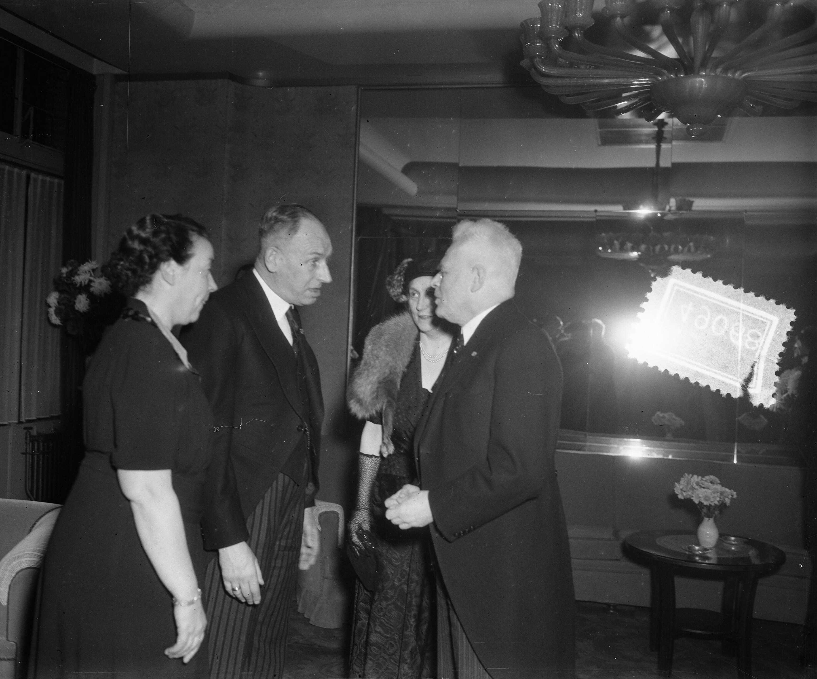 Fotocollectie Anefo — Nieuwjaarsreceptie van Commissaris der Koningin in Zuid-Holland te Den Haag — Foto: Duinen, H. van / Anefo. Licentie: Set B: Rechtenvrij / Publiek Domein. Bron: Nationaal Archief. http://hdl.handle.net/10648/a8f3b30c-d0b4-102d-bcf8-003048976d84