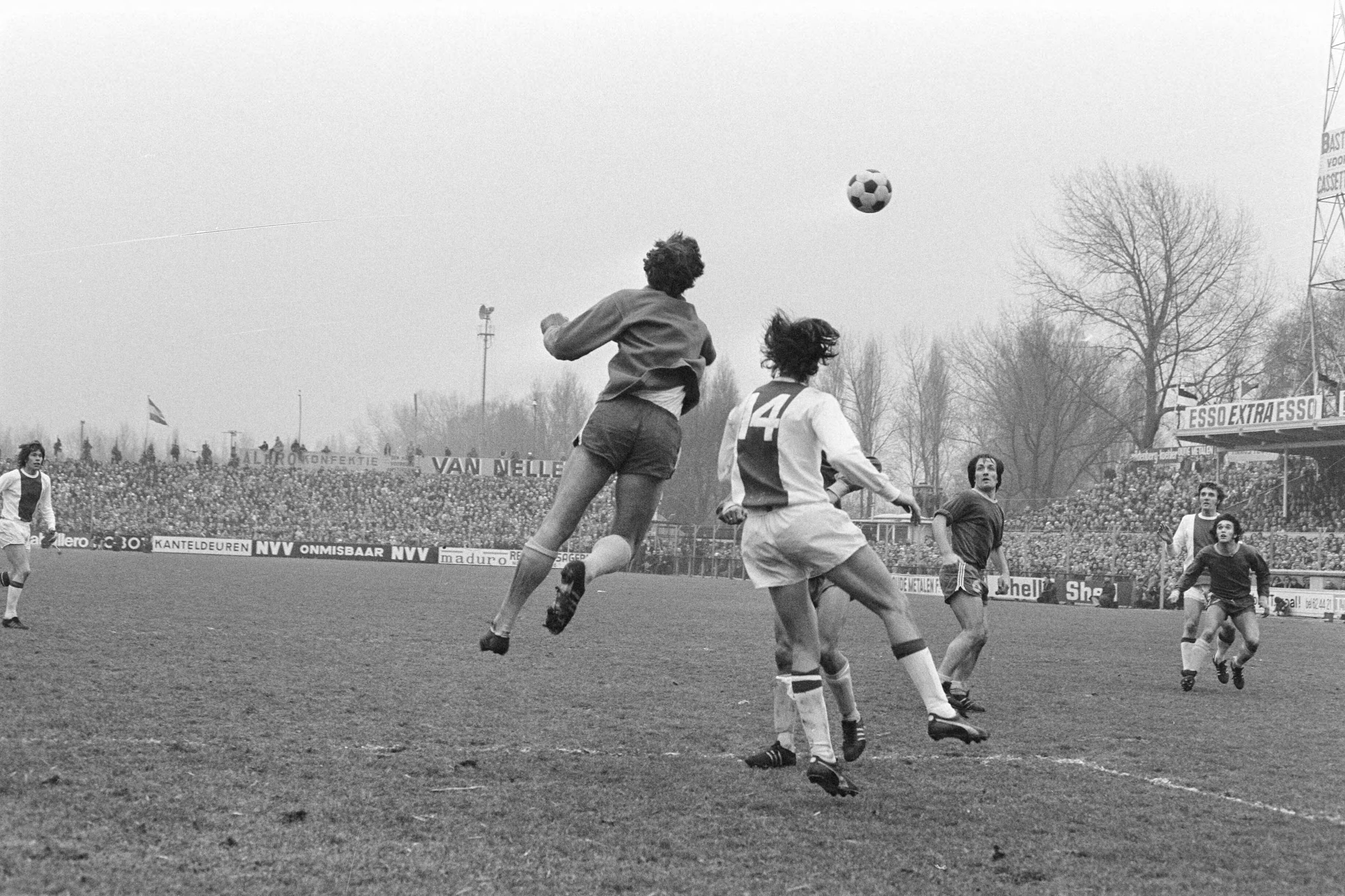 Fotocollectie Anefo — FC Den Haag tegen Ajax 1-2 (op de rug gezien Johan Cruijff) — Foto: Mieremet, Rob / Anefo. Licentie: Set B: Rechtenvrij / Publiek Domein. Bron: Nationaal Archief. http://hdl.handle.net/10648/abdc9e80-d0b4-102d-bcf8-003048976d84