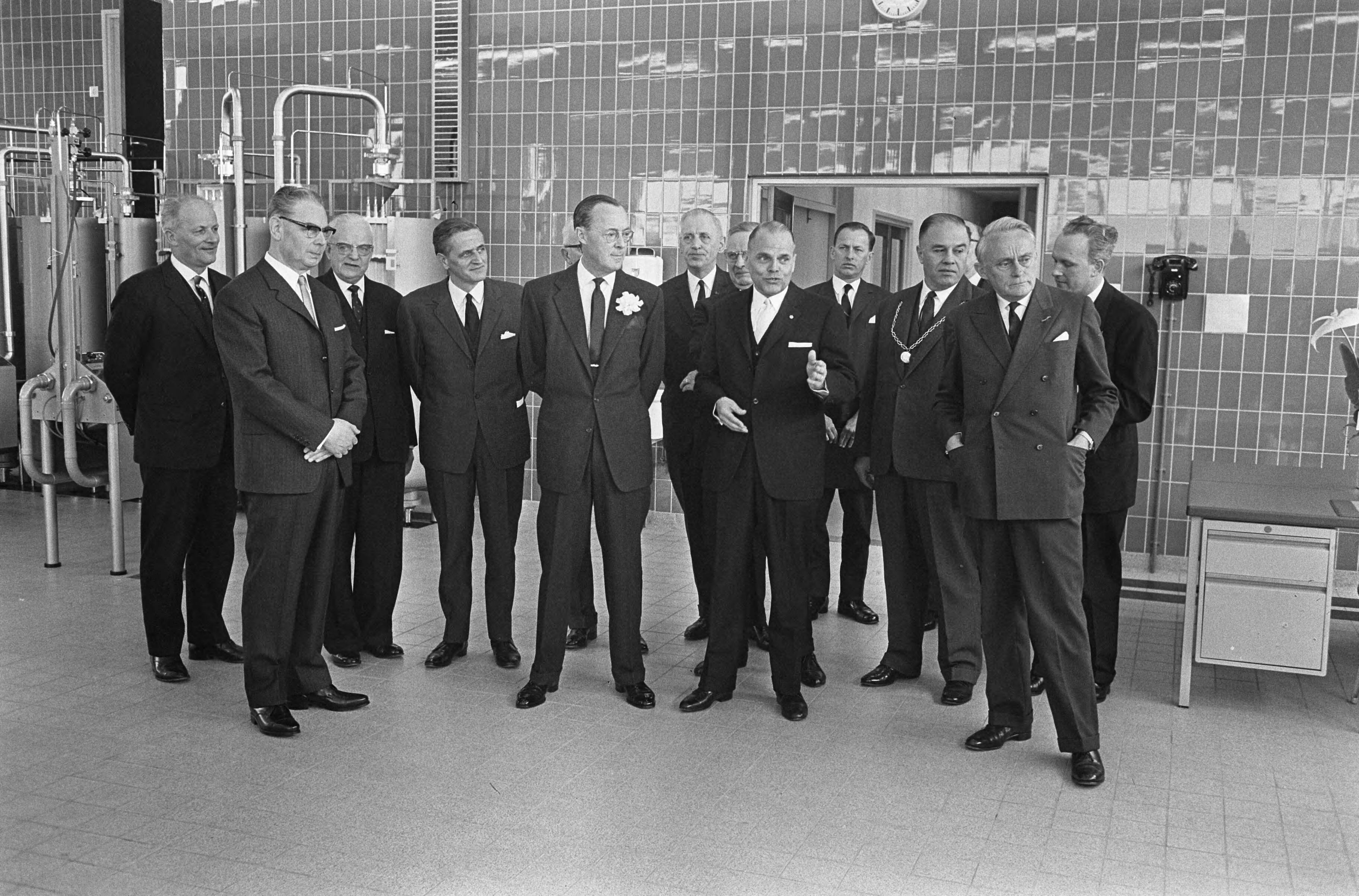 Fotocollectie Anefo — Prins Bernhard opende Kiwa te Rijswijk, Prins Bernhard op het laboratorium, drukt op knop — Foto: Koch, Eric / Anefo. Licentie: Set B: Rechtenvrij / Publiek Domein. Bron: Nationaal Archief. http://hdl.handle.net/10648/aaa341e0-d0b4-102d-bcf8-003048976d84