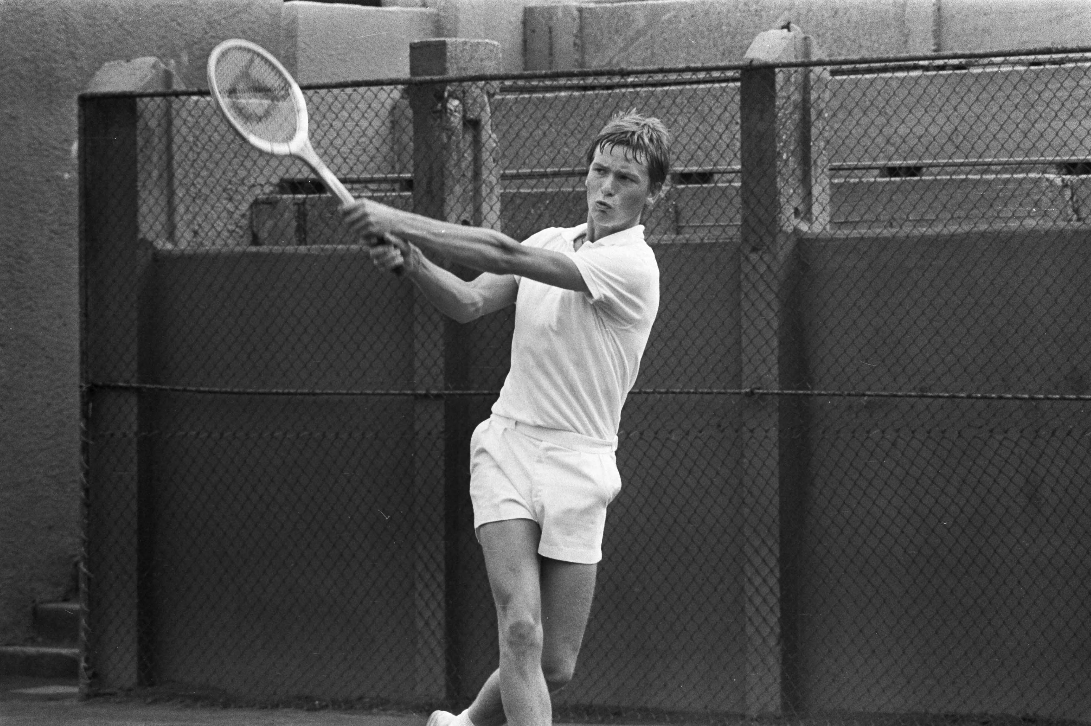 Fotocollectie Anefo — Nationale Tenniskampioenschappen te Scheveningen, K. Visscher in aktie — Foto: Mieremet, Rob / Anefo. Licentie: Set B: Rechtenvrij / Publiek Domein. Bron: Nationaal Archief. http://hdl.handle.net/10648/abf271ec-d0b4-102d-bcf8-003048976d84